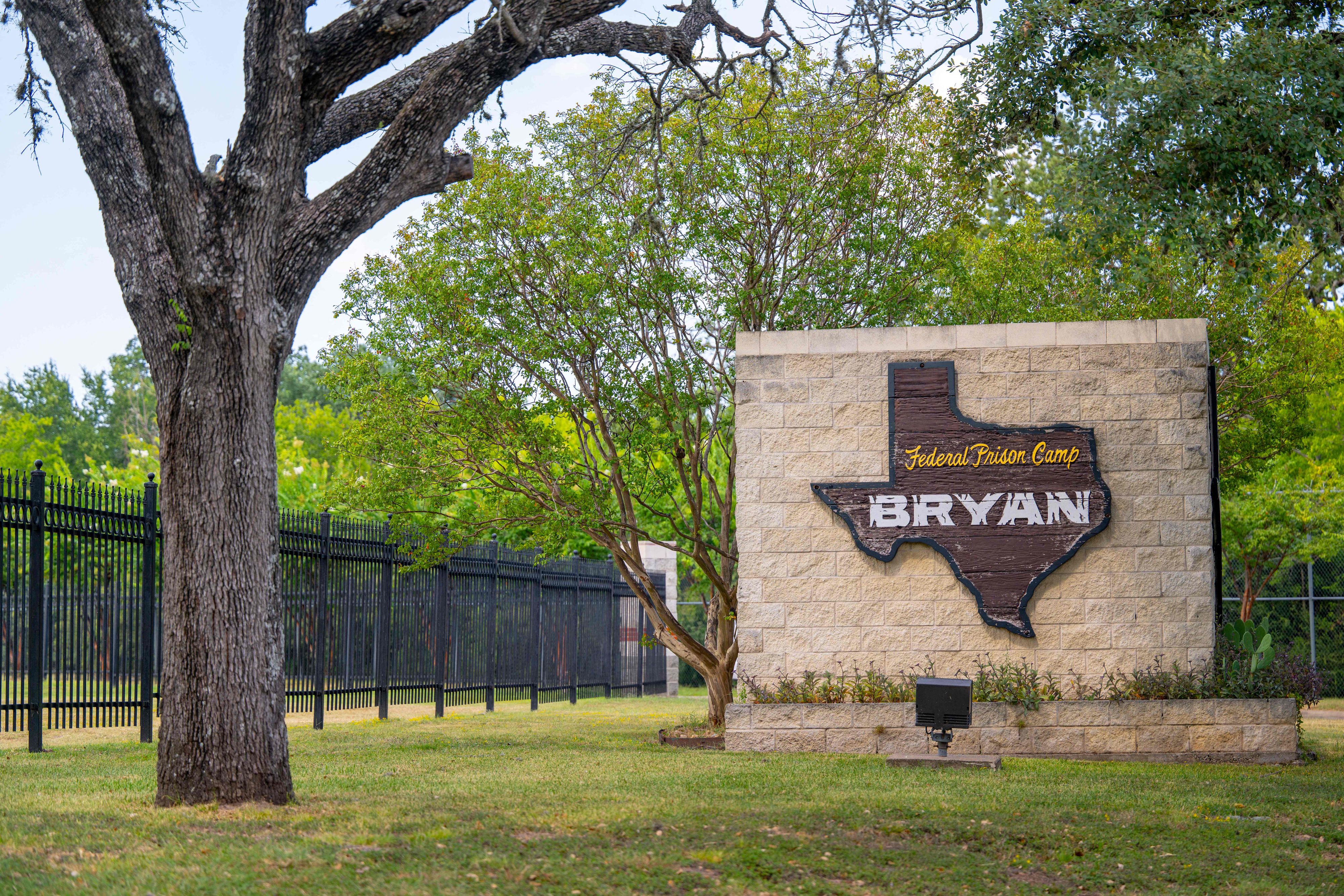 Mehr Feriencamp als Haftanstalt: Seit ihrer Aussage vor Sonderermittler Todd Blanche ist Ghislaine Maxwell im "Federal Prison Camp Bryan" in Texas inhaftiert