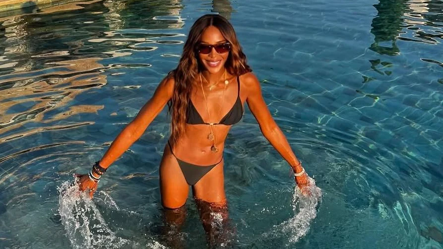 Naomi Campbell zeigt im Bikini ihre beeindruckende Figur während ihres Ibiza-Urlaubs.