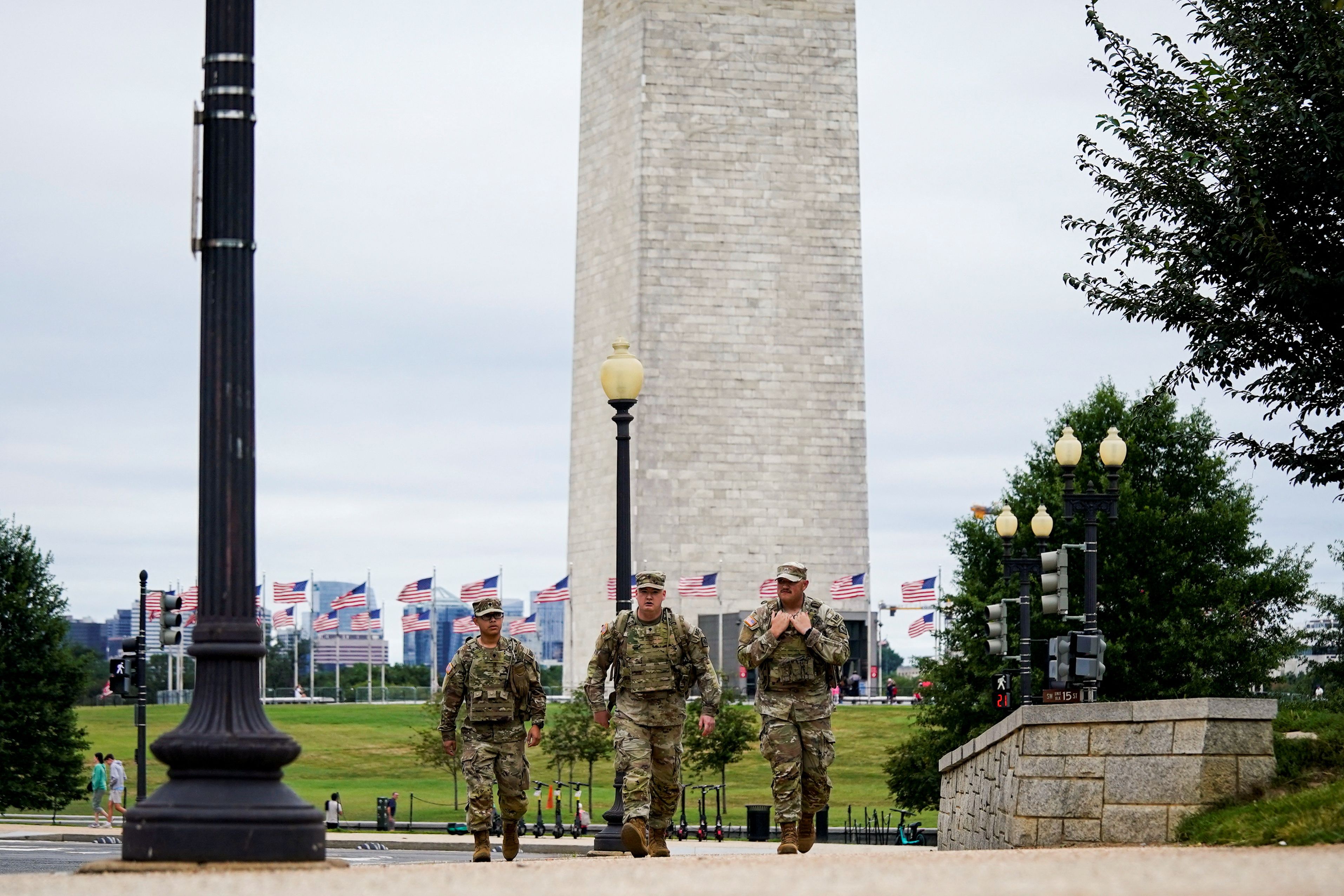 Die nach Washington entsendete Nationalgardisten sind jetzt bewaffnet unterwegs.
