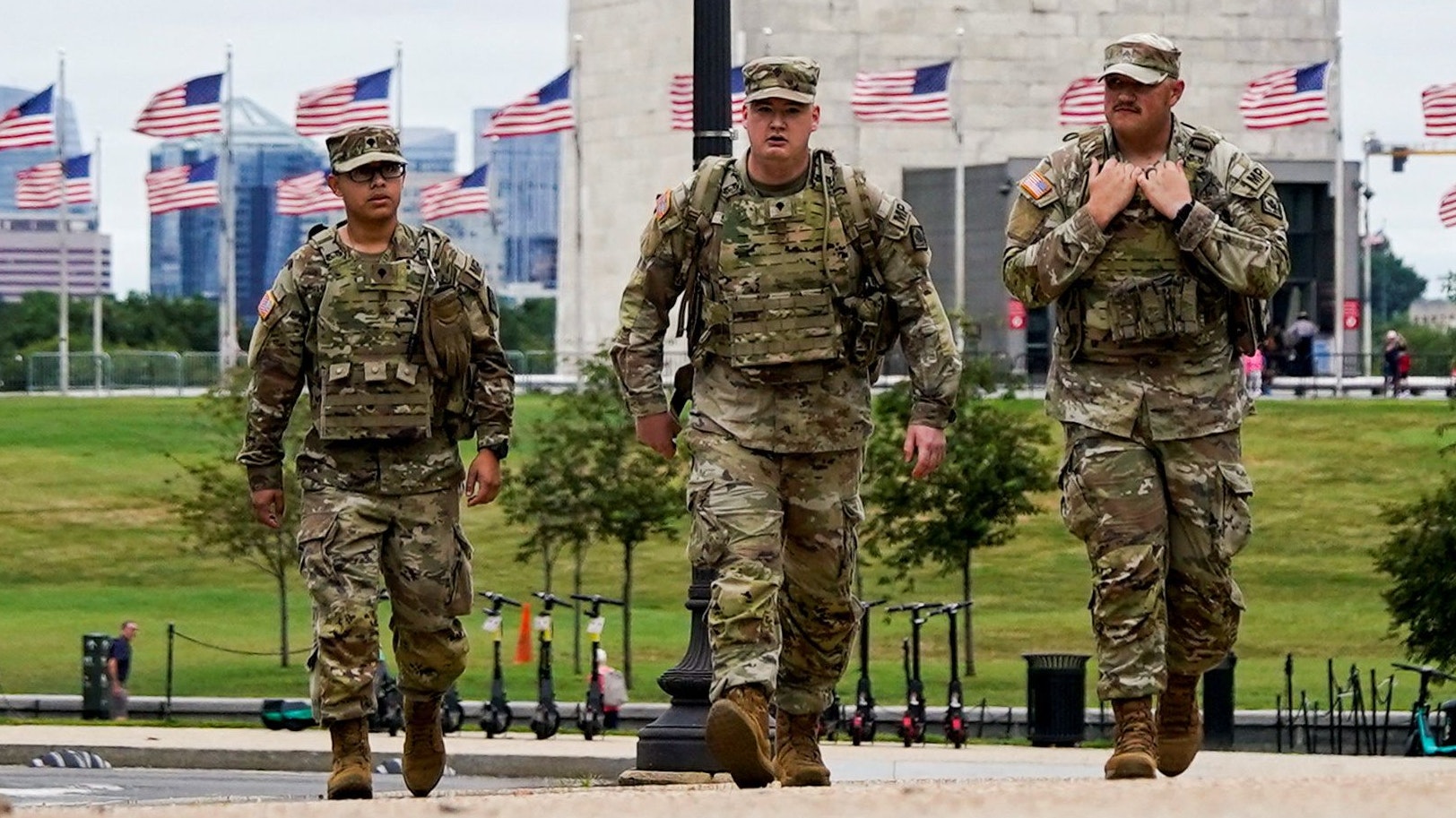 Die nach Washington entsendete Nationalgardisten sind jetzt bewaffnet unterwegs.