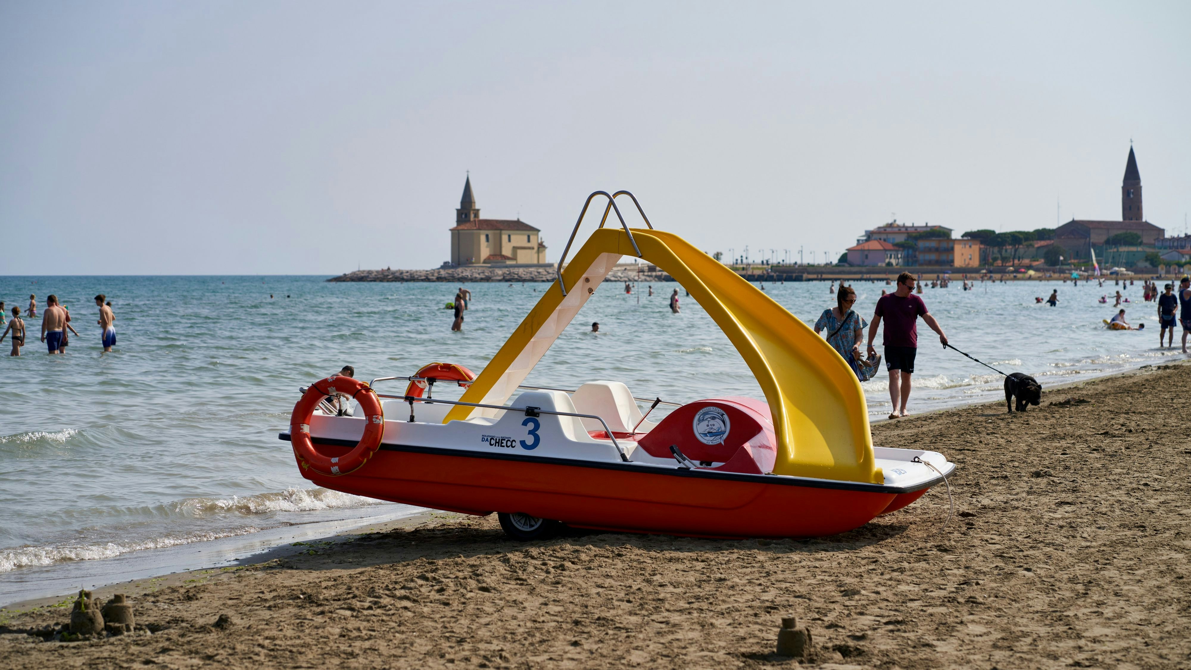 Heute.at - Gift-Schlange beißt 12-Jährigen am Strand von Caorle