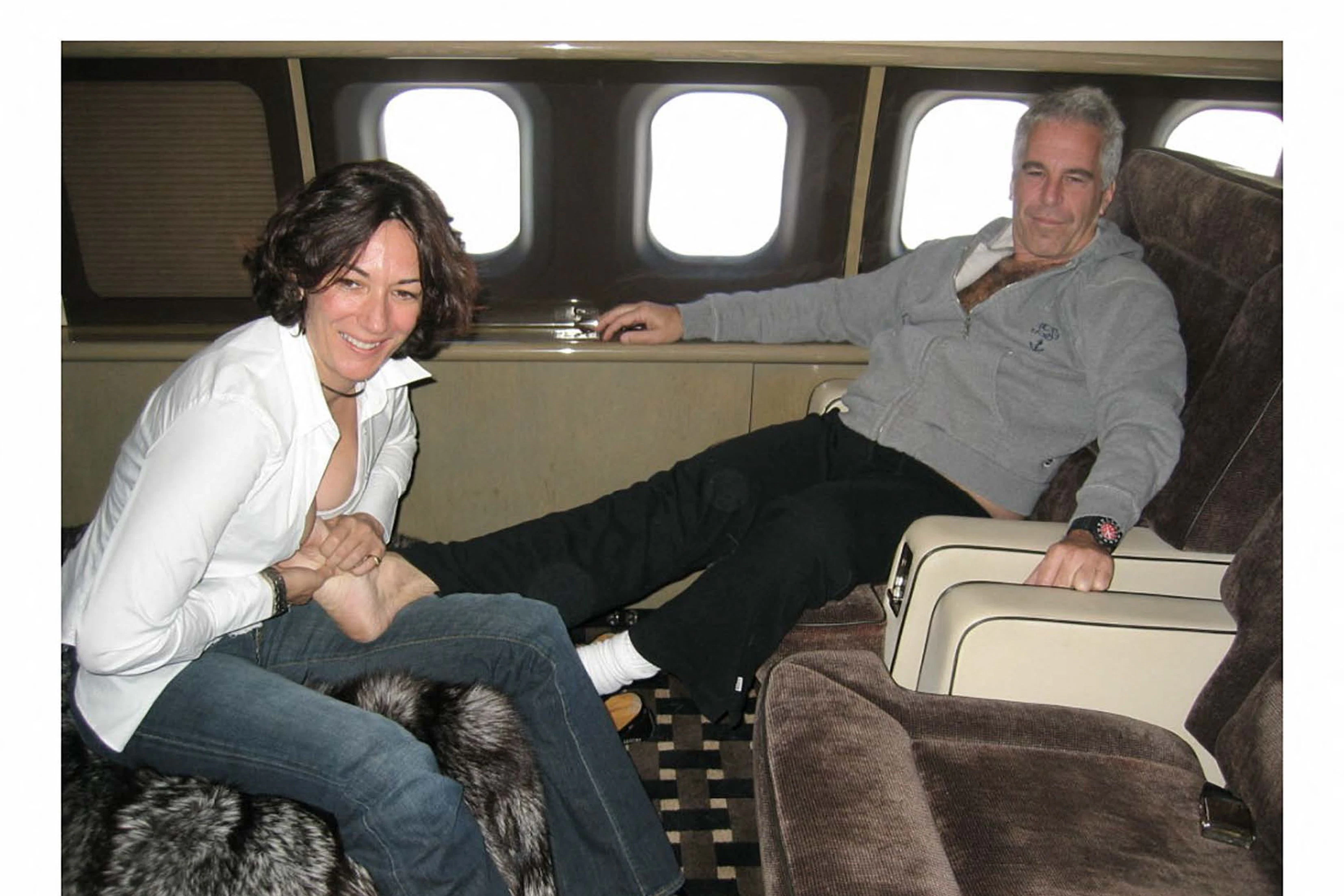 Jeffrey Epstein mit seiner langjährigen Partnerin Ghislaine Maxwell an Bord seines Privatjets: die Britin ist die einzige Person aus Epsteins Umfeld, die verurteilt worden ist