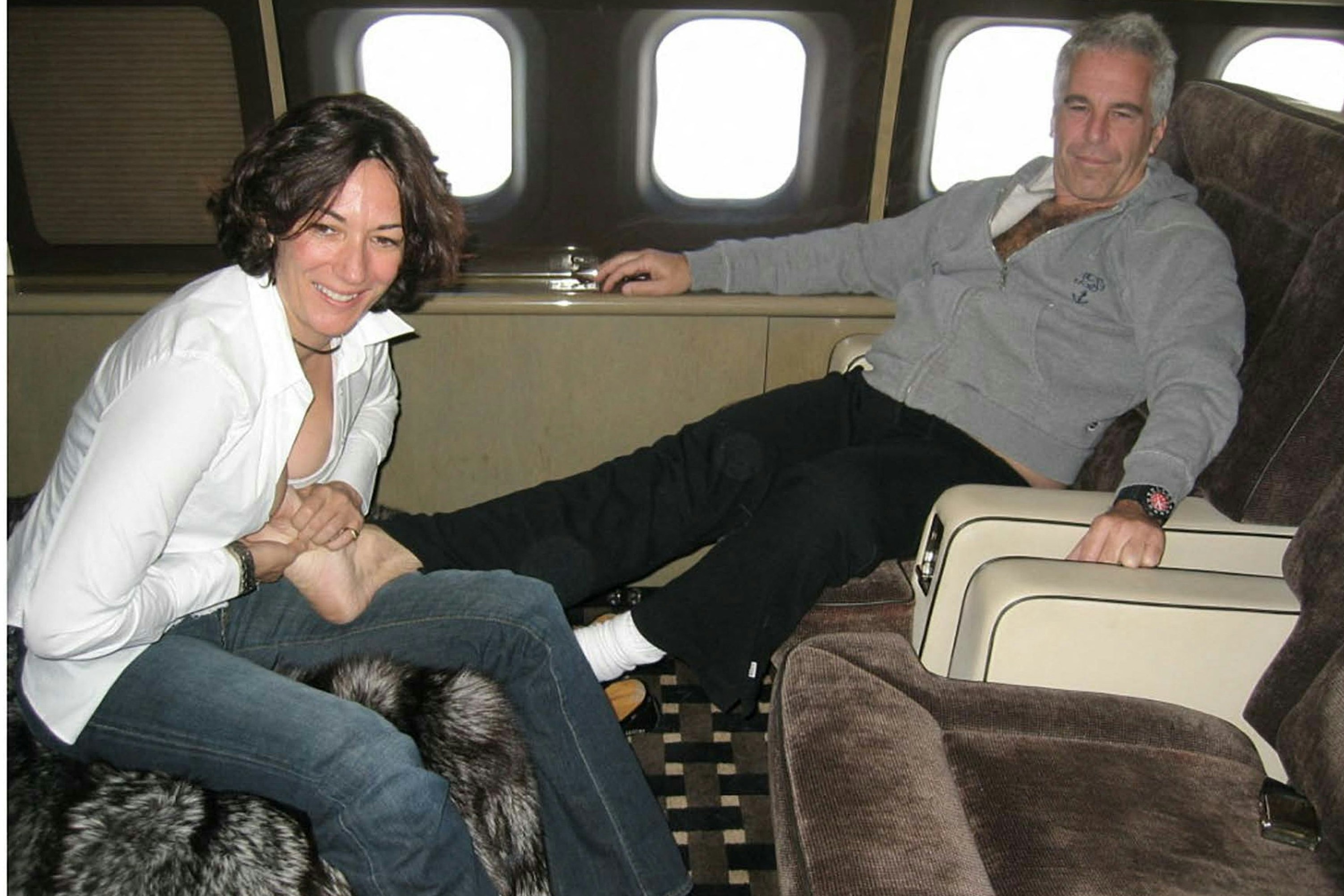 Ghislaine Maxwell und Jeffrey Epstein an Bord von dessen Privatjet
