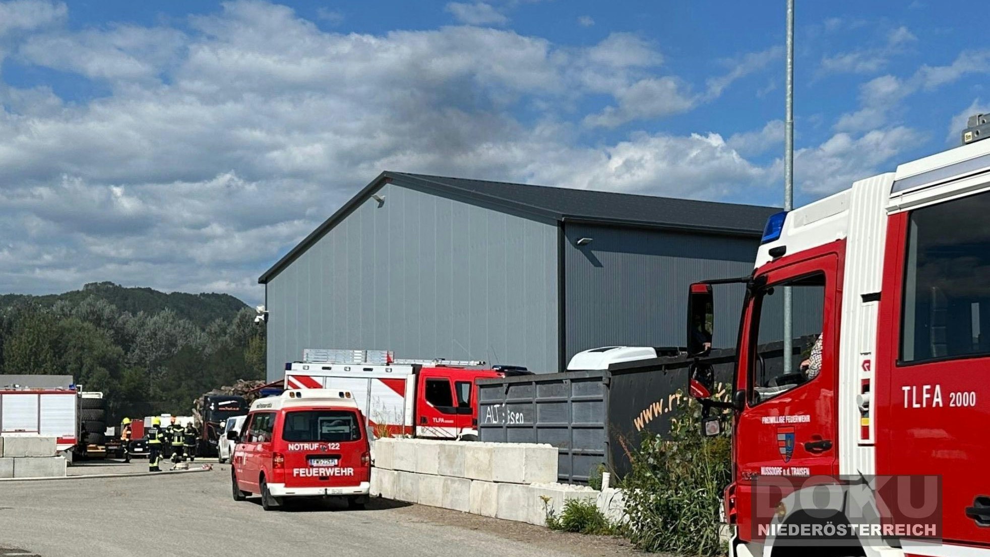Heute.at - Atemschutz-Trupps löschen große Werkshalle