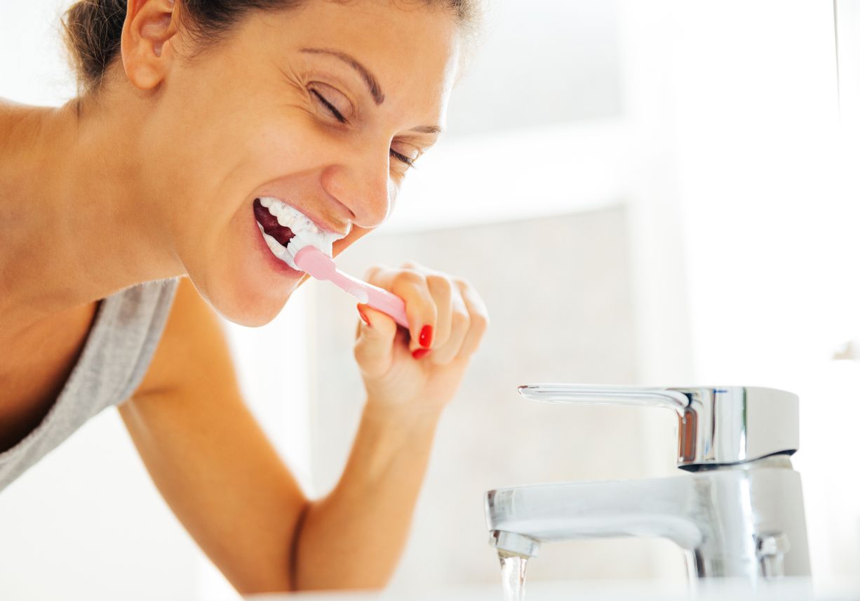 Zu viel Stress? Wer sich die Zähne mit der ungewohnten Hand putzt, trickst sein Gehirn aus und kann so leichter aus dem Gefühlschaos finden.