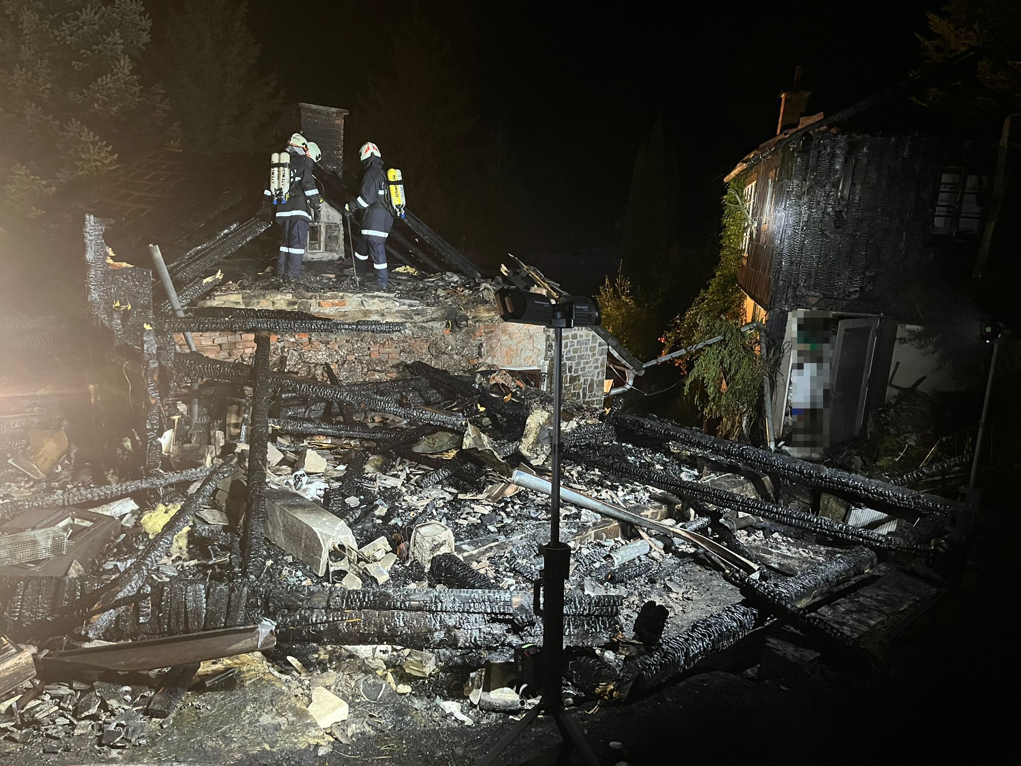 Die Flammen haben sich tief in die Mauern gefressen.