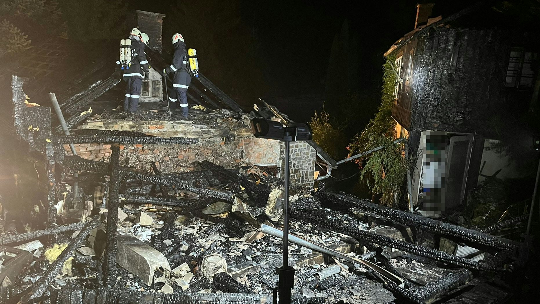 Die Flammen haben sich tief in die Mauern gefressen.