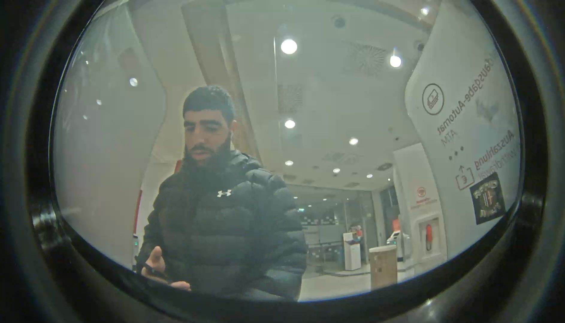 Nach diesem Herren wird gefahndet.