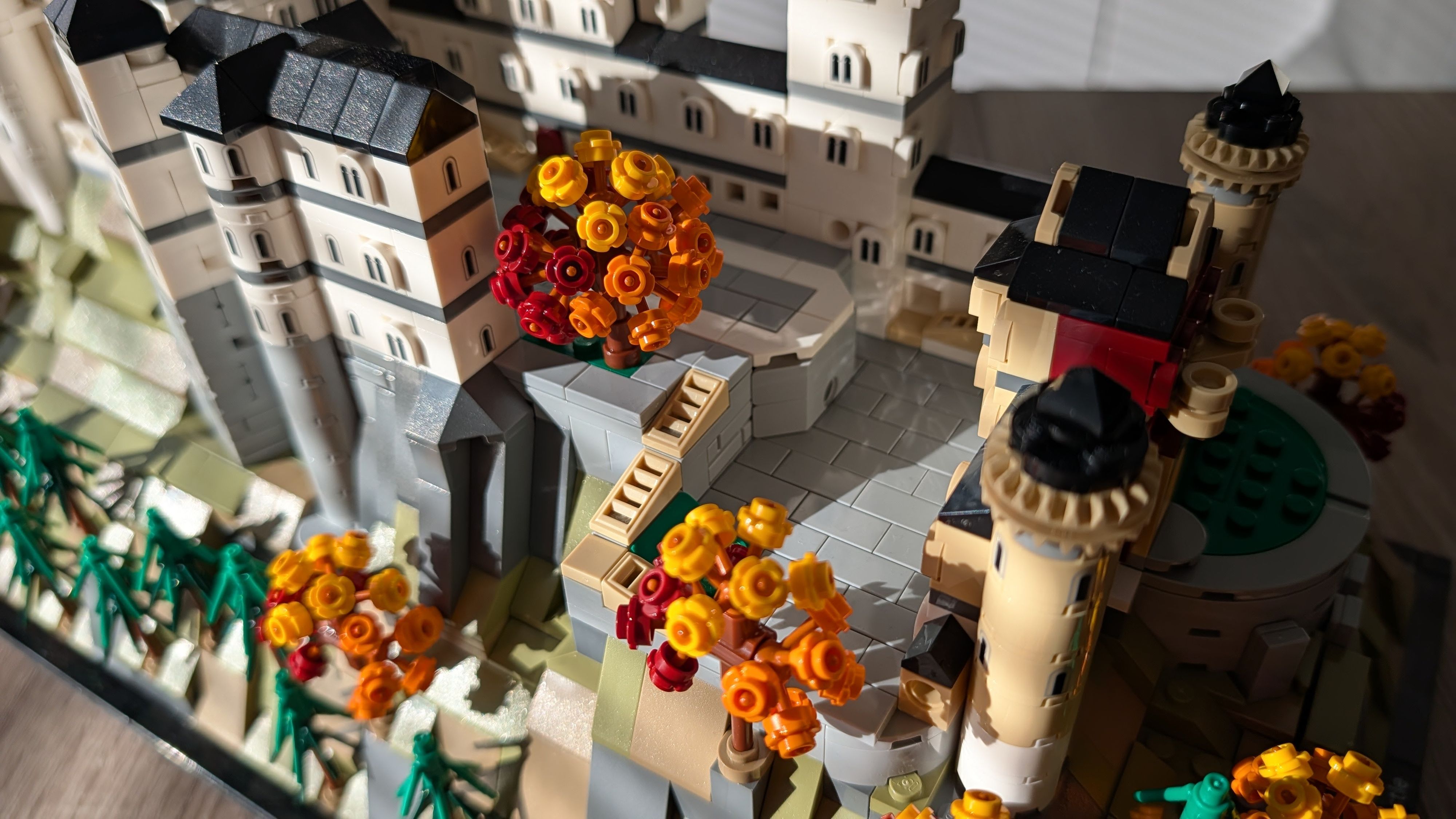 Die Fassaden wirken lebendig, die Dachlandschaften realistisch, und die Proportionen sind hervorragend getroffen.