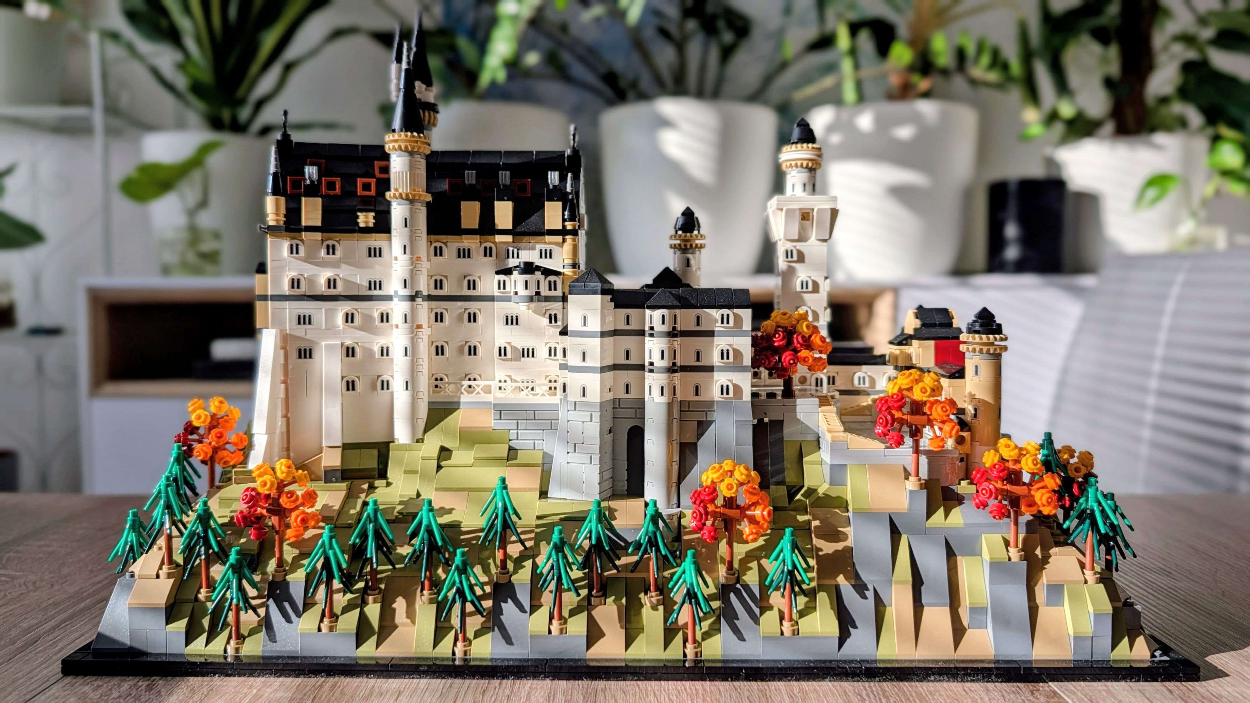 Das Schloss Neuschwanstein aus LEGO-Steinen, majestätisch und detailverliebt.
