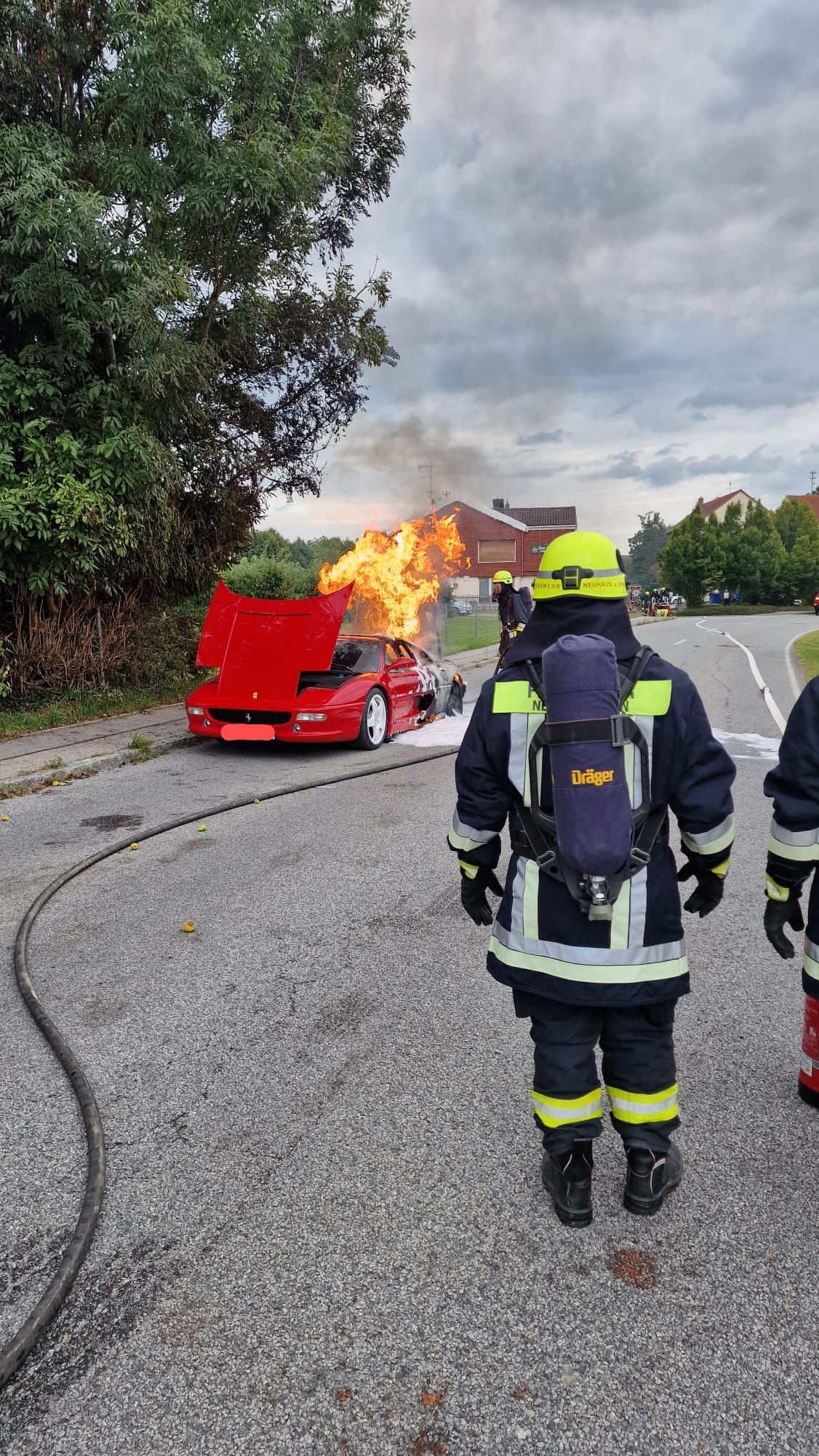 Der Ferrari F355 stand in Vollbrand.