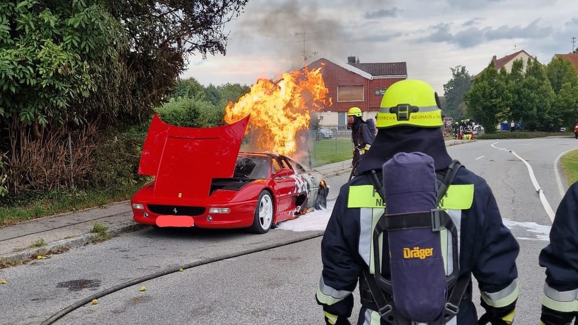 Heute.at - 170.000 Euro Schaden! Ferrari brennt komplett aus