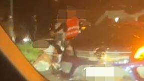 Schwerer Crash in Wien! Frau (23) am Sonntagabend nach Unfall schwer verletzt. Im Foto: Ersthelfer vor Ort.