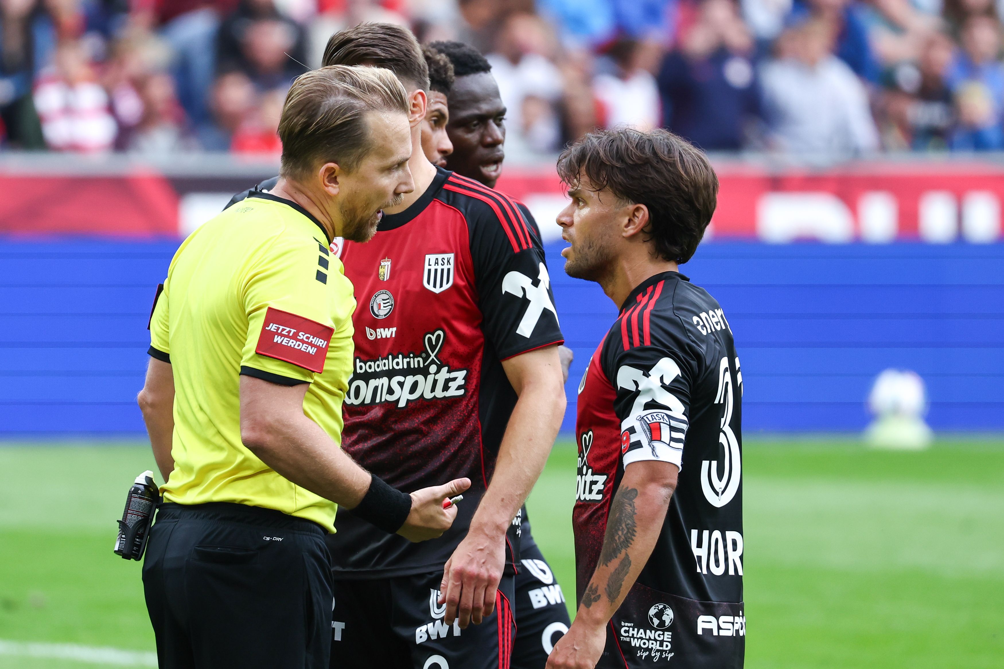Schiedsrichter Julian Weinberger im Gespräch mit Sascha Horvath (r.)
