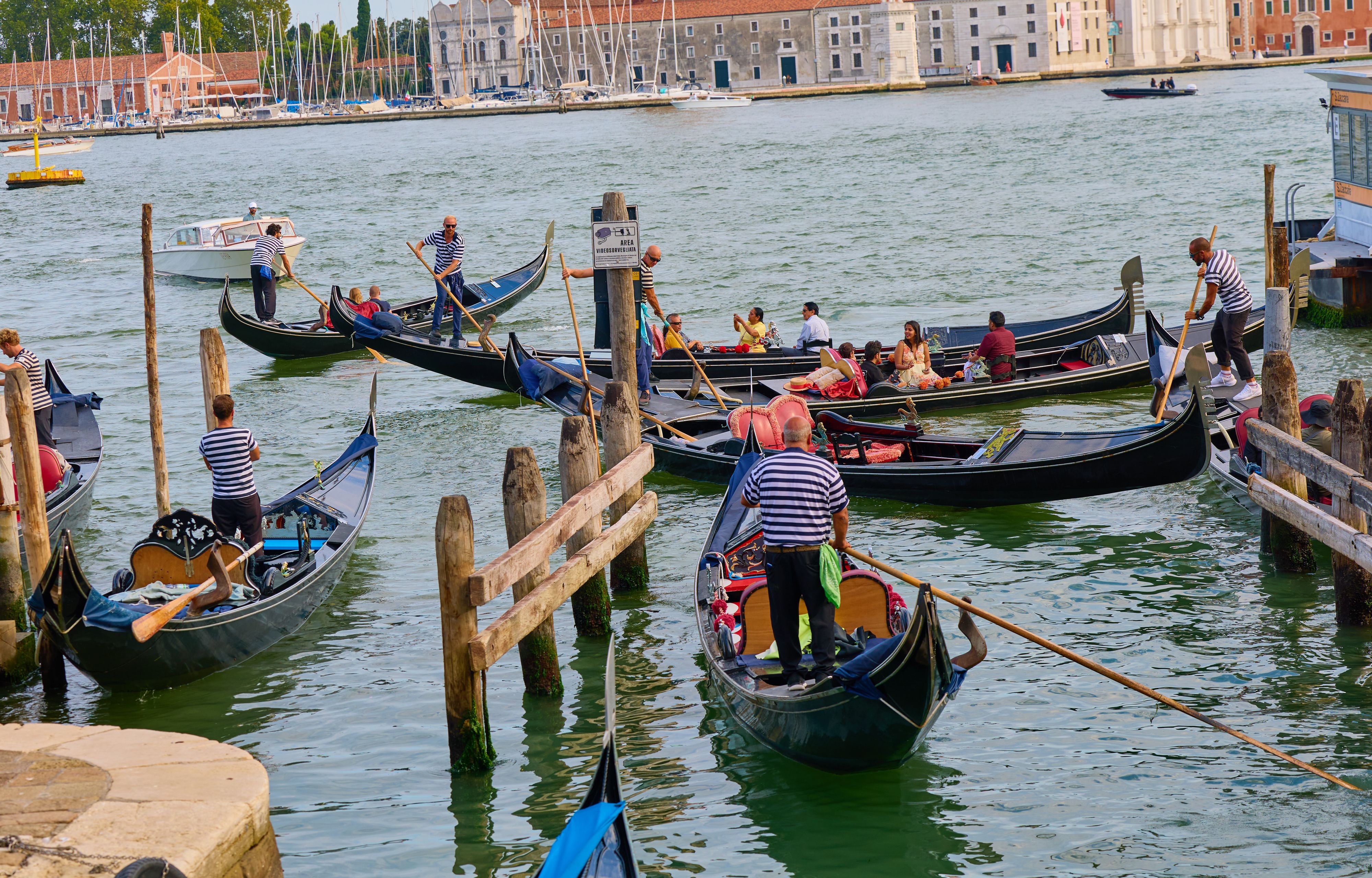 Die venezianischen Gondeln können aufgrund ihrer Form leicht aus dem Gleichgewicht gebracht werden.