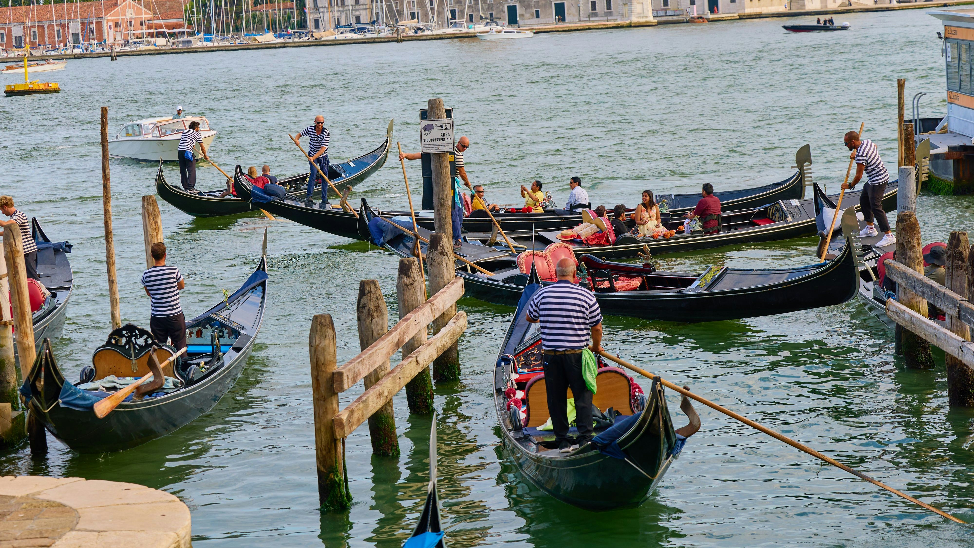 Heute.at - Touristen fallen aus Gondel – der Grund sorgt für Spott
