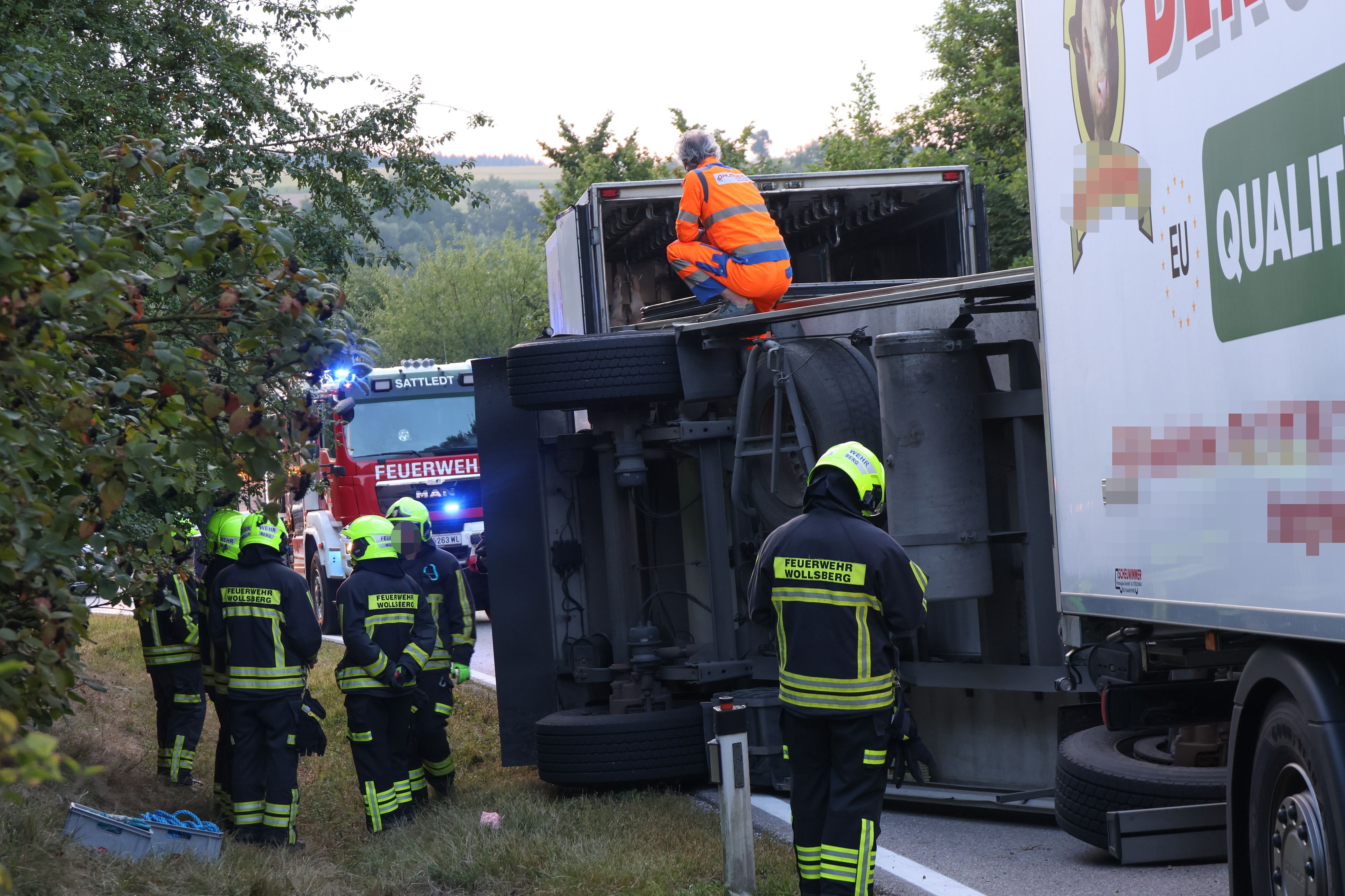 Der Lkw-Anhänger musste wieder aufgestellt und das Fleisch umgeladen.