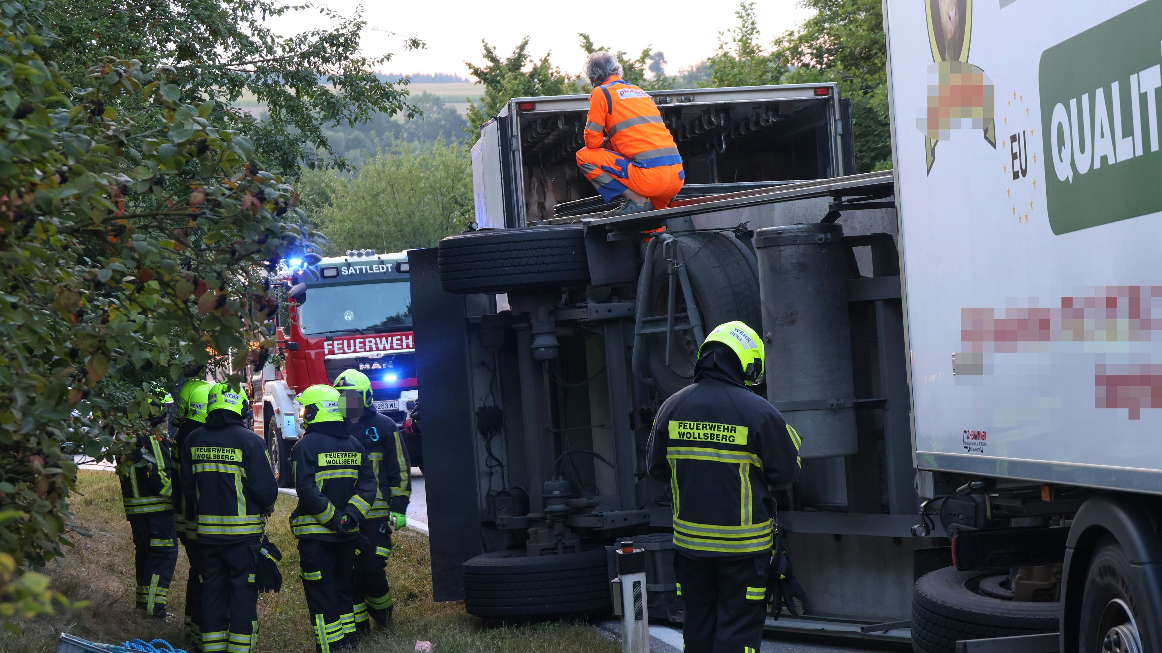 Der Lkw-Anhänger musste wieder aufgestellt und das Fleisch umgeladen.