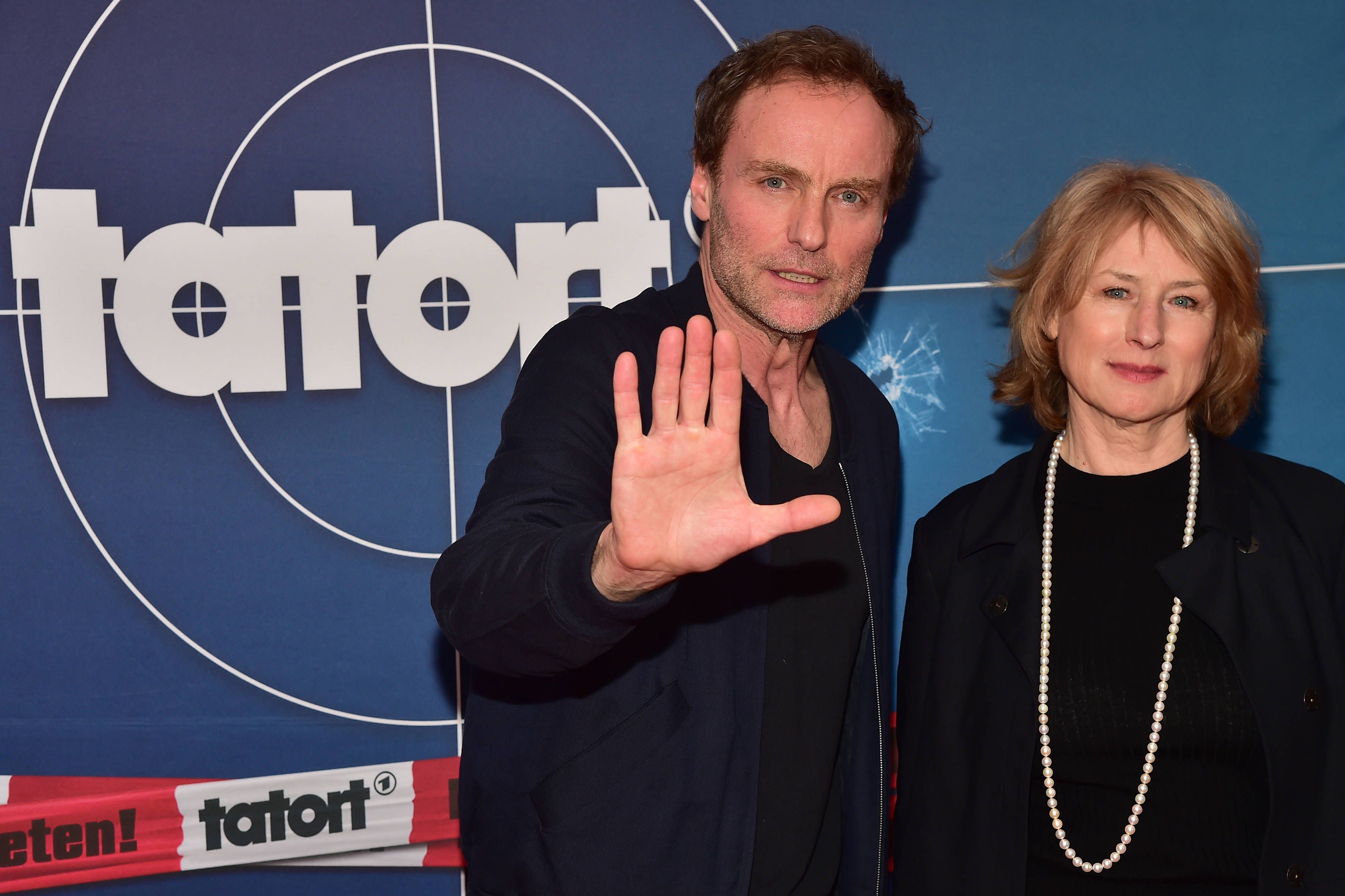 Corinna Harfouch (l.) hört als 