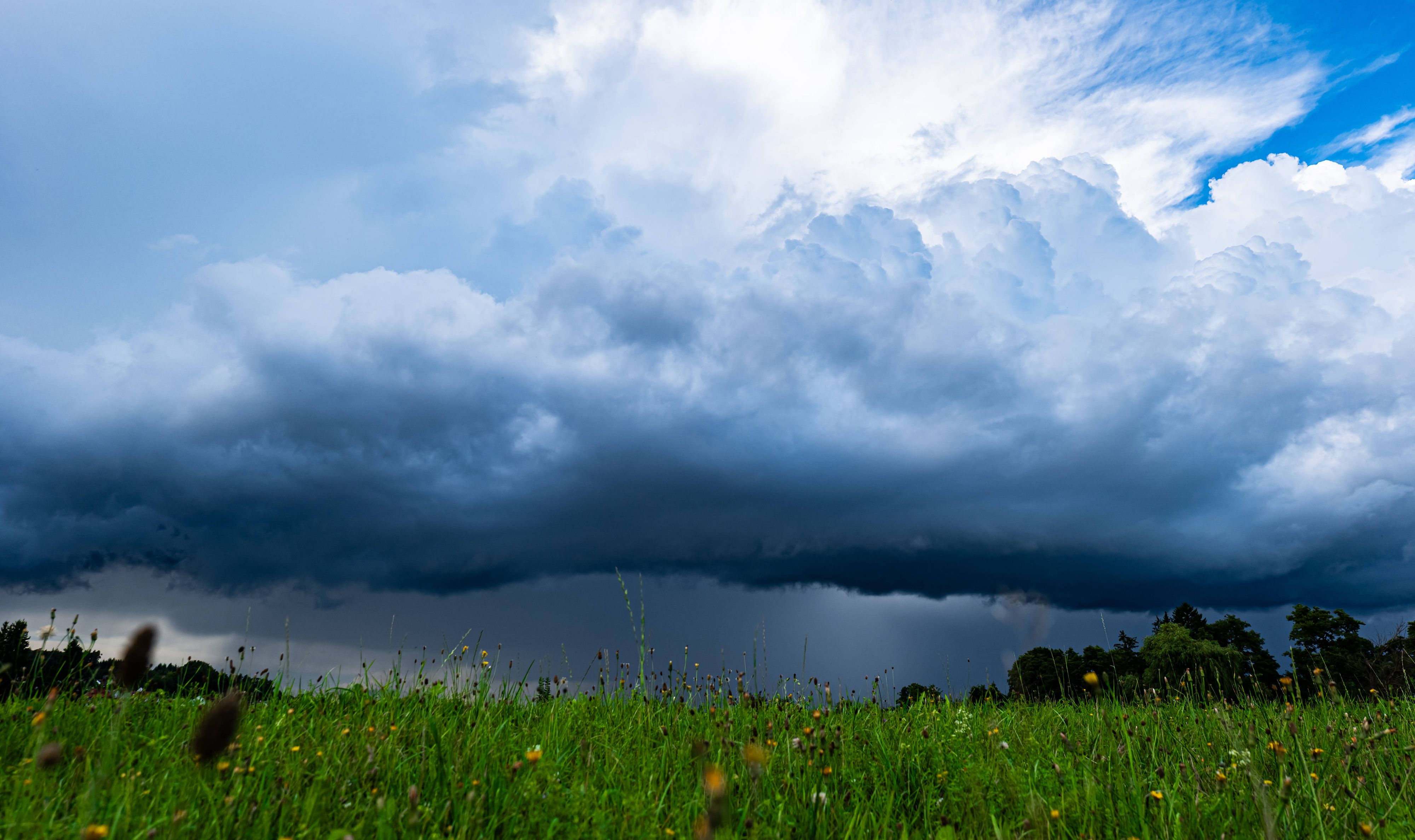 In der Osthälfte kommt kräftiger Föhn auf, während im Westen eine Kaltfront eintrifft und sich im Norden Gewitter ankündigen.