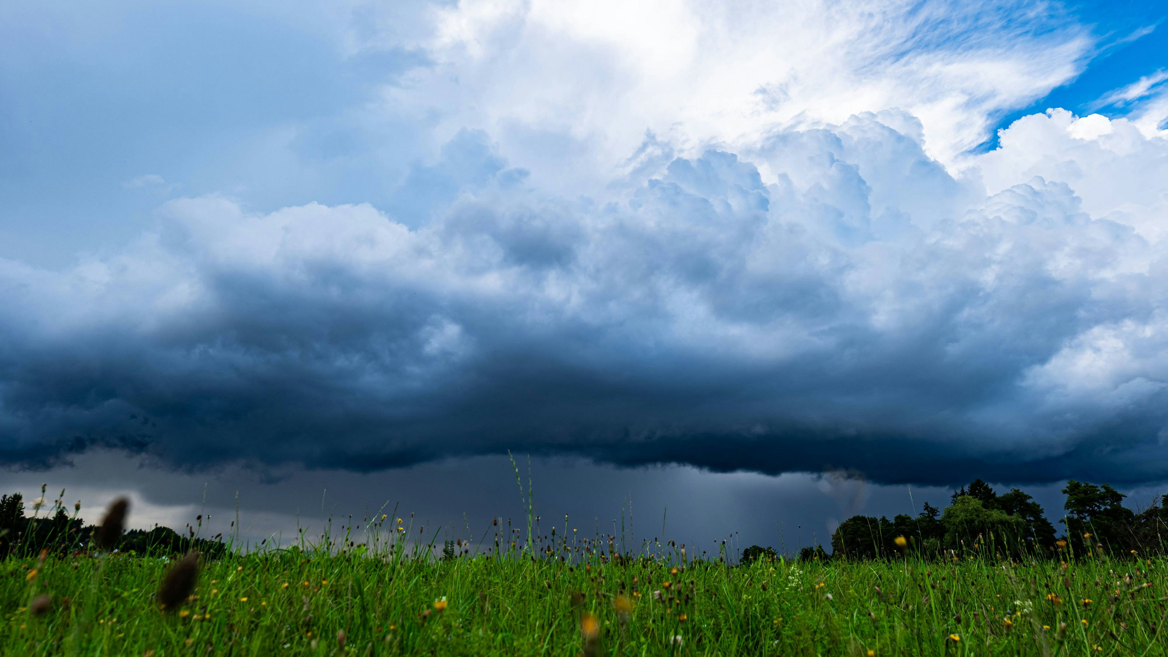 Heute.at - Kaltfront bringt Schauer und Gewitter nach Österreich