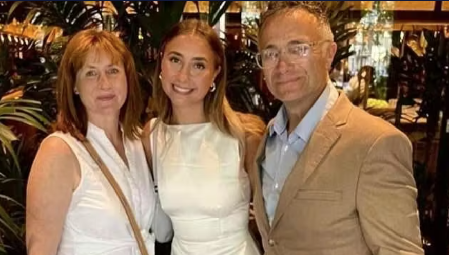 In einer BBC-Dokumentation brachen die Eltern von Lily Phillips (24) in Tränen aus und erklärten, sie würden sogar ihr Haus verkaufen, wenn ihre Tochter ihre Karriere in der Pornoindustrie beende.