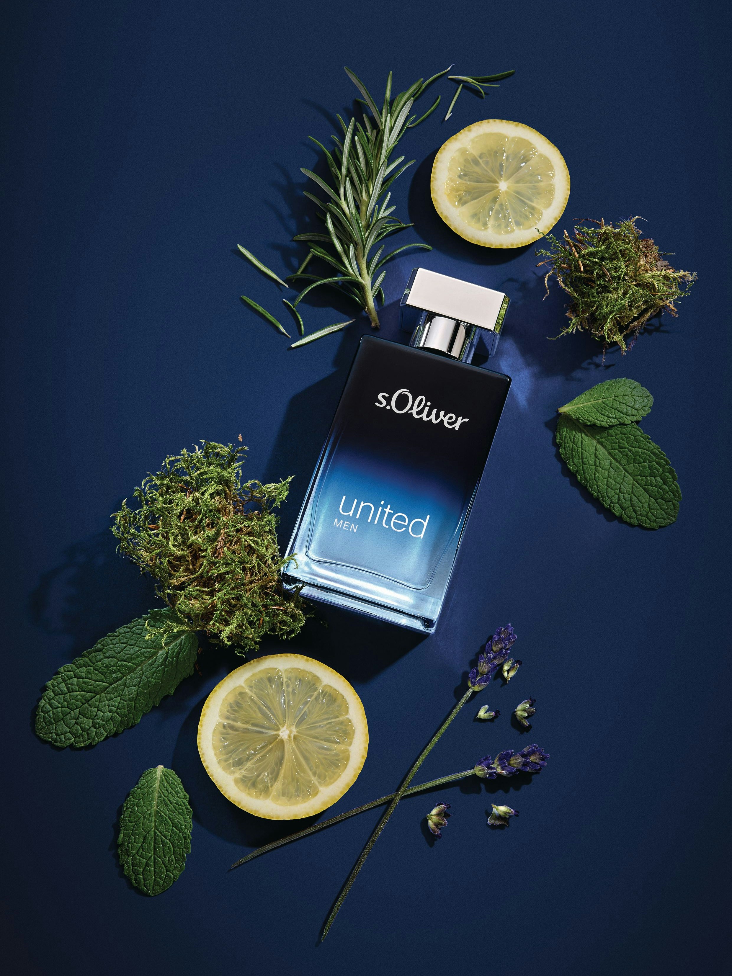 Kraftvoll und klar eröffnet der Herrenduft mit belebender Zitrone und aromatischem Rosmarin.