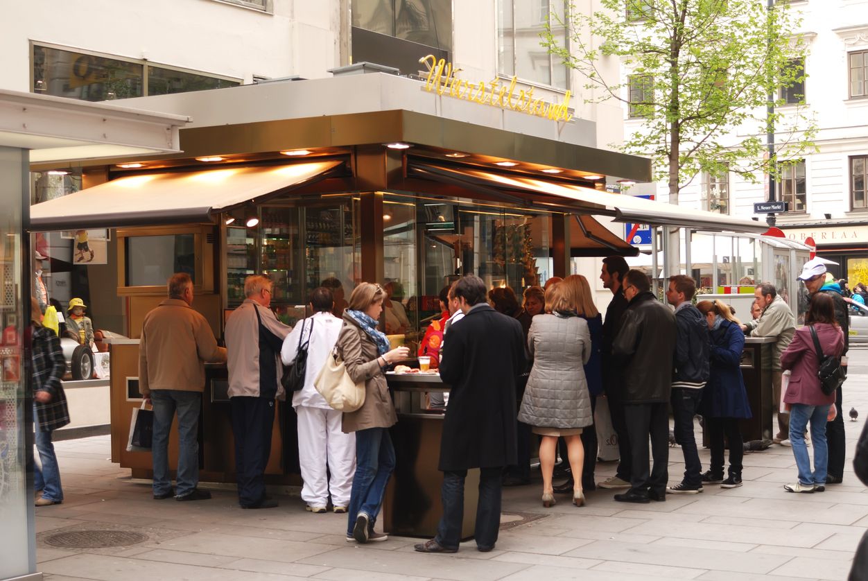 Unter anderem an Würstelständen kommt es zu Änderungen beim Pfandsystem. (Symbolbild)