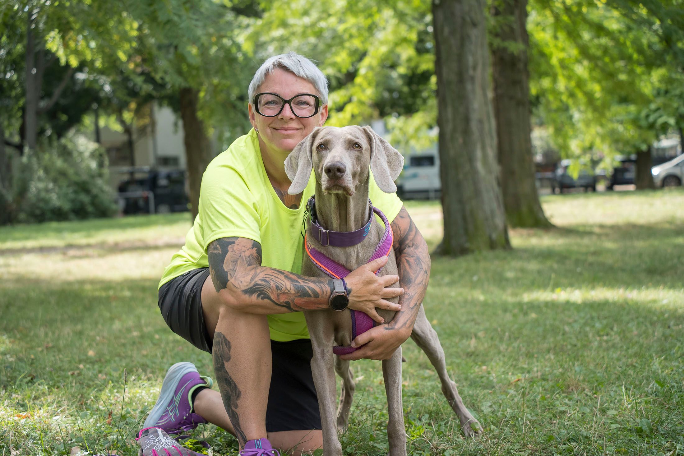 Hundetrainerin Karina Kalks mit ihrer Suchhündin Salia beim Training im Prater.
