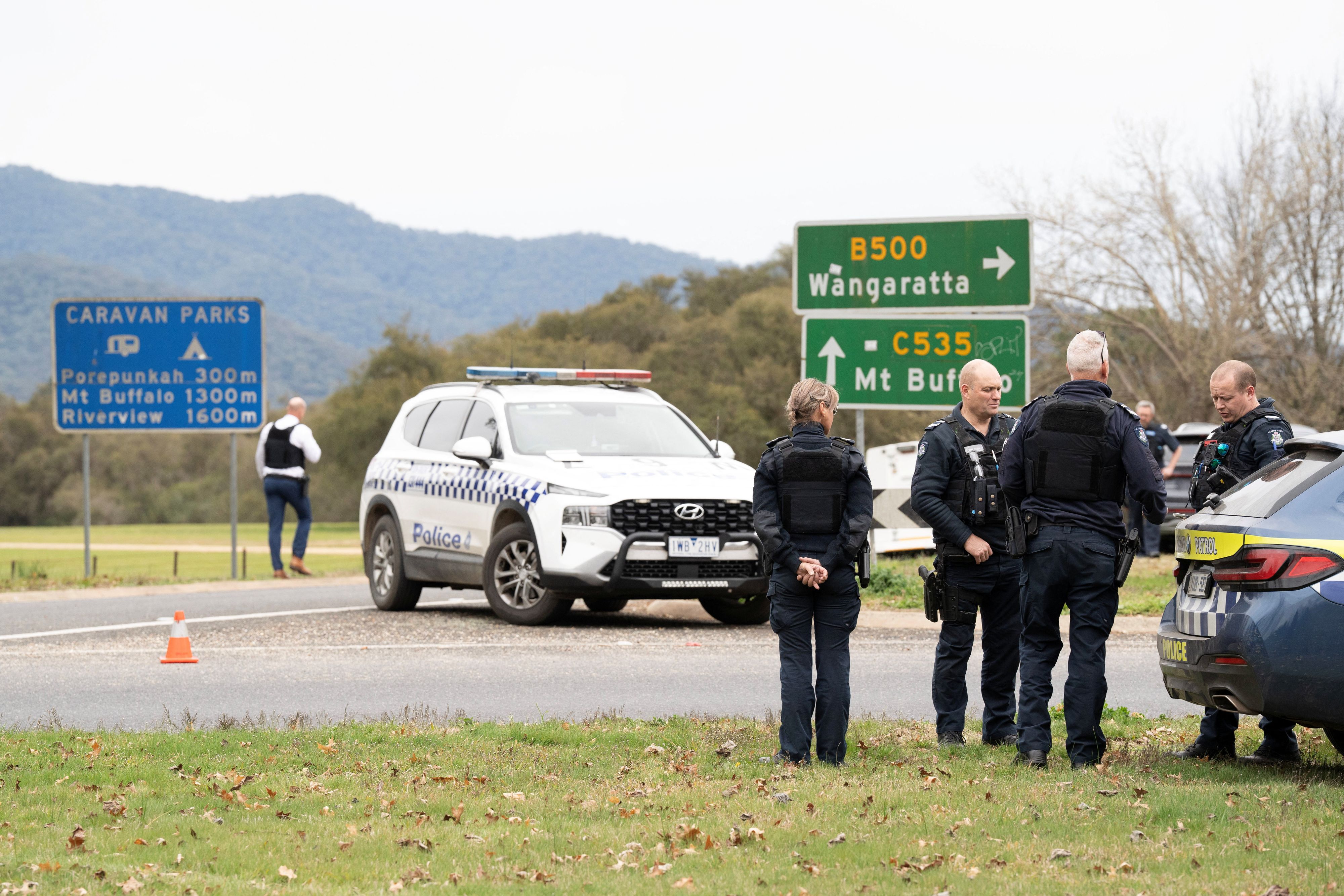 Spezialeinheiten der Polizei sowie Helikopter suchen nach dem Mann.