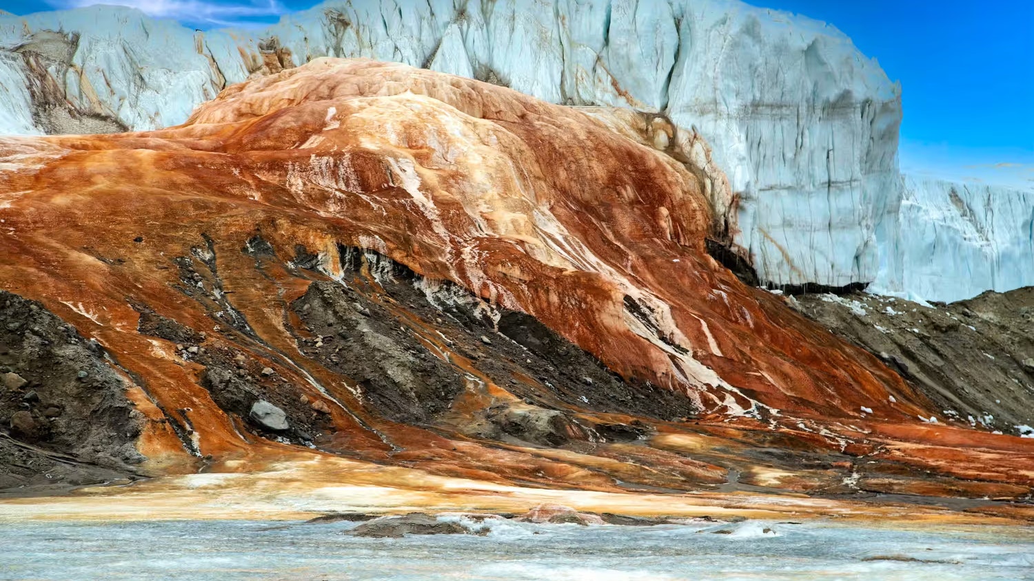 Nur wenn das extrem salzhaltige Wasser mit Sauerstoff in Kontakt kommt, oxidiert das Eisen und färbt das Eis rot.