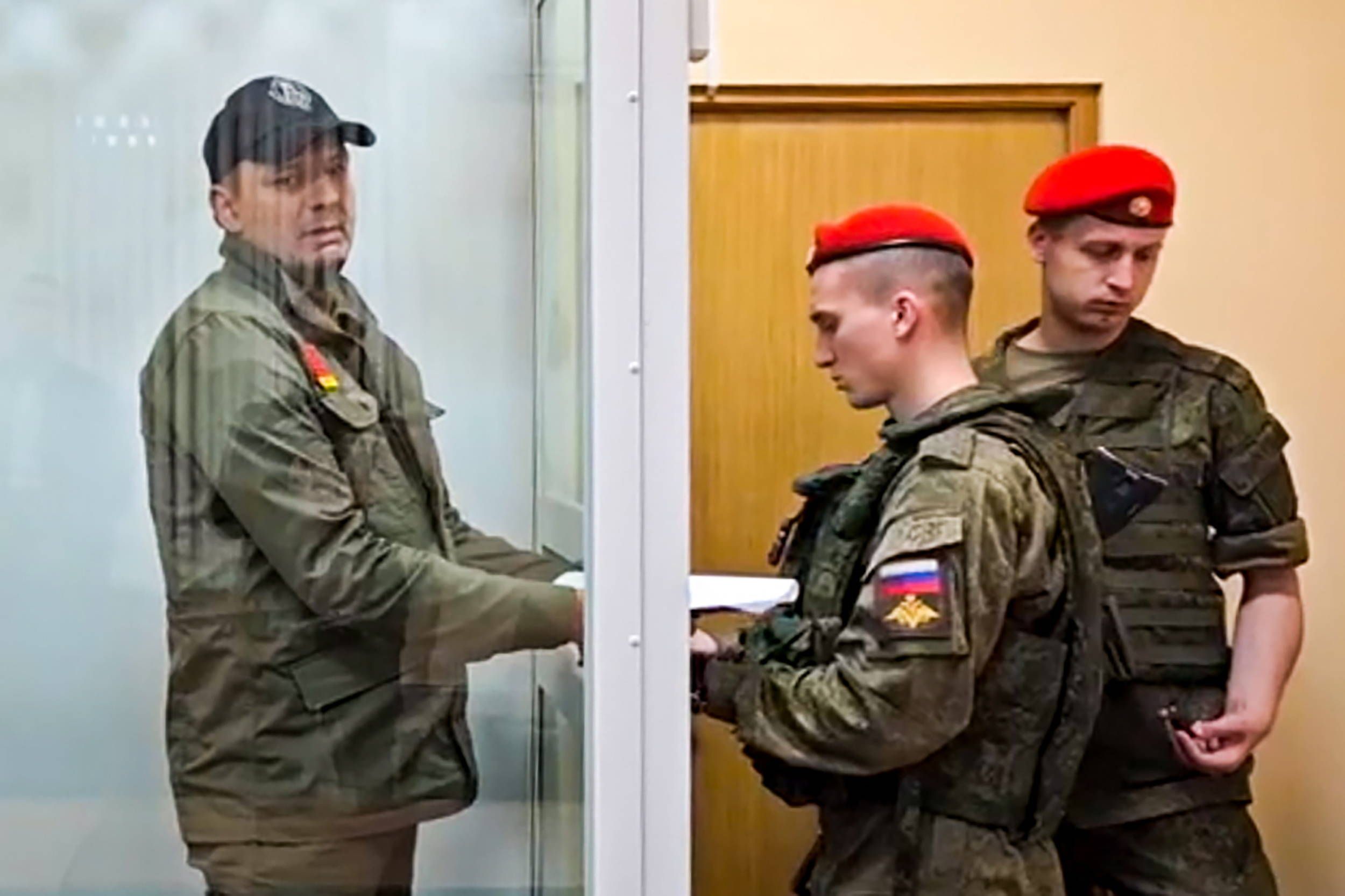 Oberstleutnant Konstantin Frolow (l.), Träger mehrerer (mutmaßlich widerrechtlich erlangter) Tapferkeitsorden, bei seiner Anhörung vor Gericht.