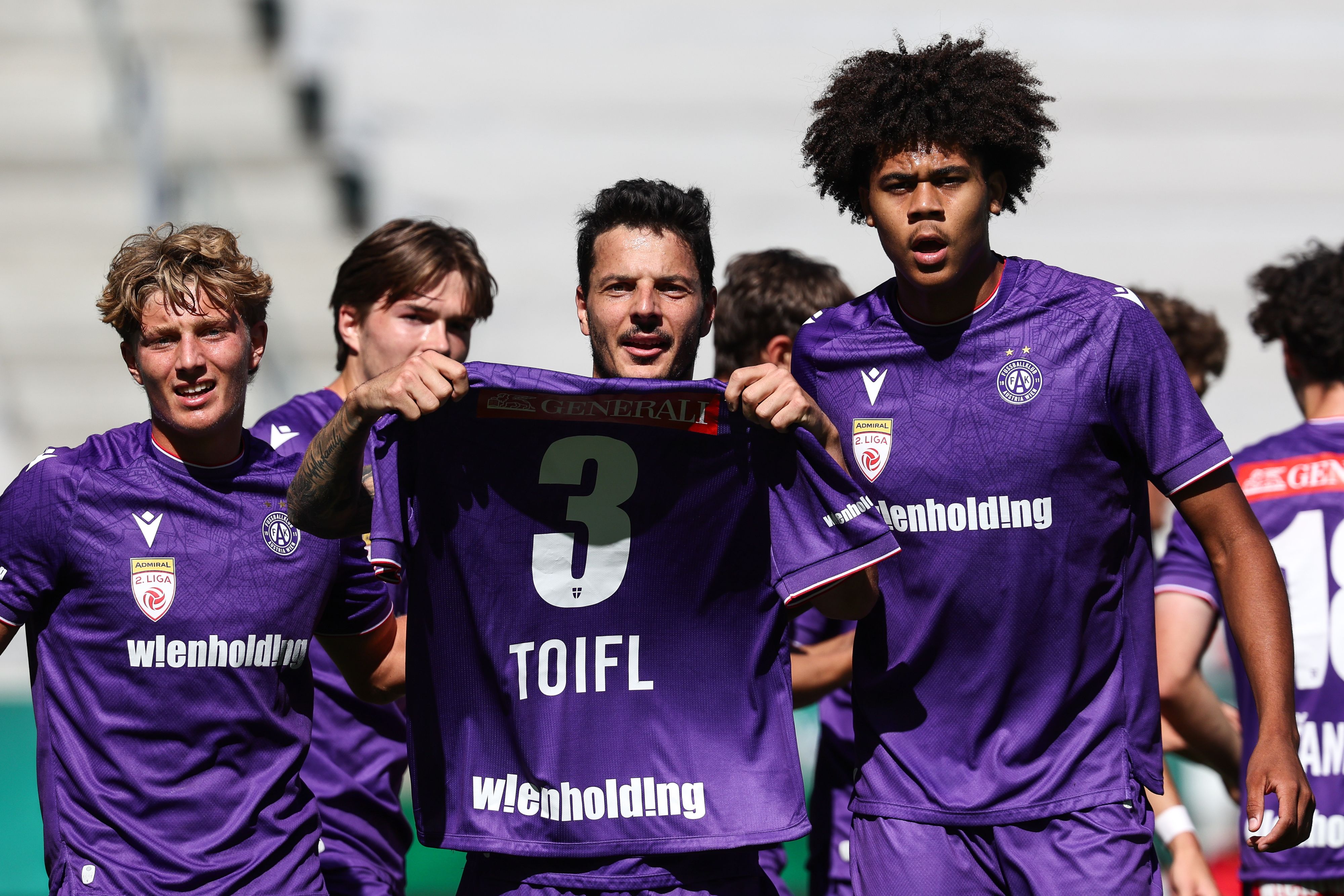 Philipp Hosiner zeigt das Trikot von Kollege Valentin Toifl beim Torjubel.