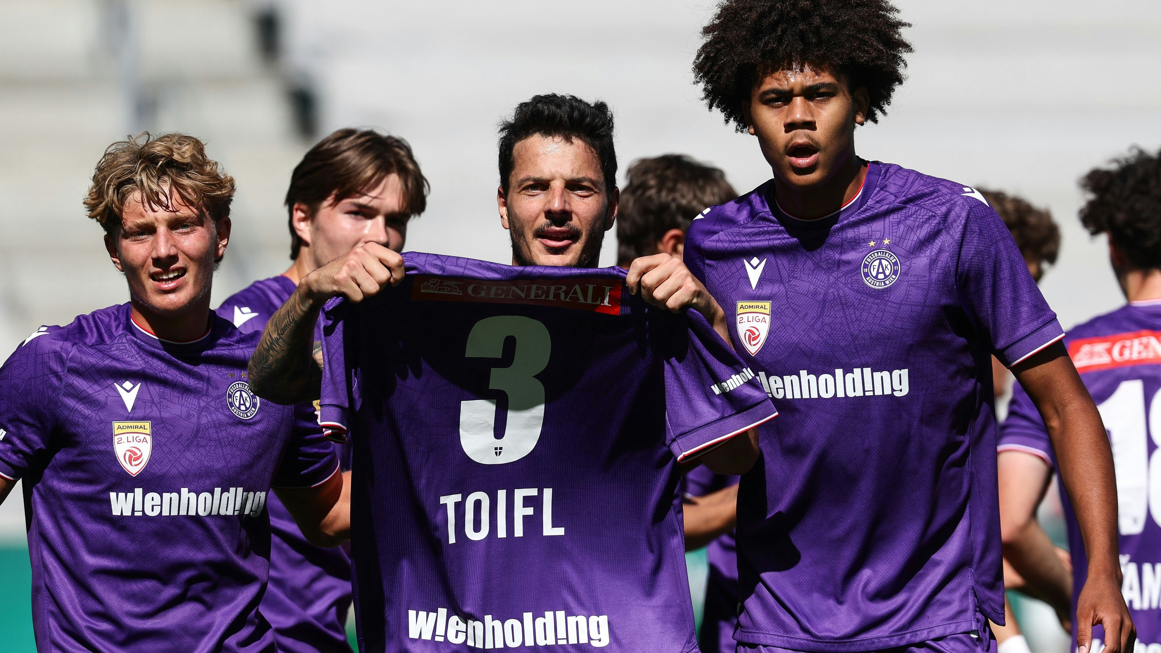 Philipp Hosiner zeigt das Trikot von Kollege Valentin Toifl beim Torjubel.