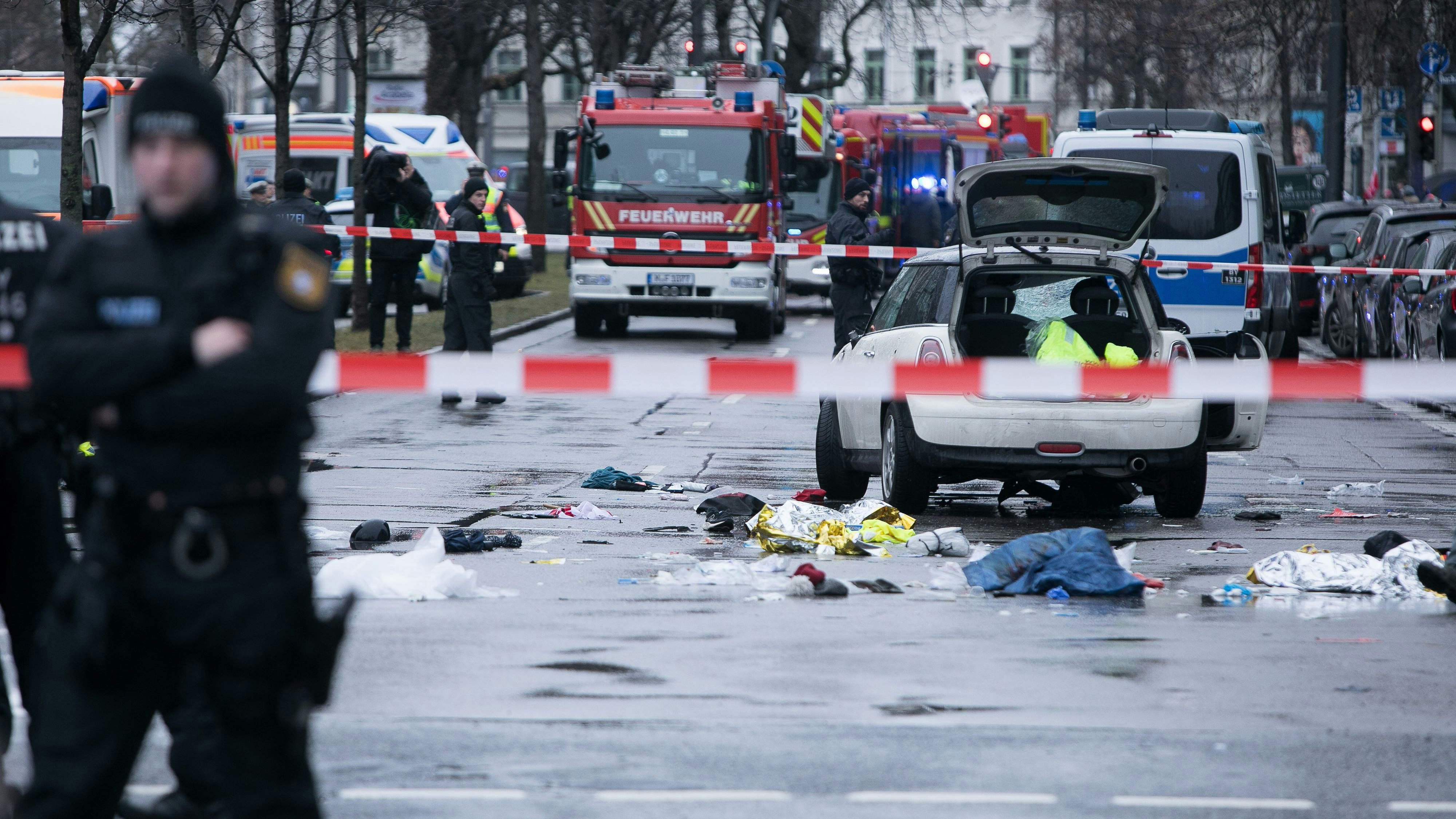 Download von www.picturedesk.com am 26.08.2025 (16:19).  Ein abgelehnter afghanischer Asylbewerber hat sein Auto an der Ecke Marsstraße / Seidlstraße in einen Verdi Demonstrationszug mit Warnstreikenden gesteuert. Es gibt zahlreiche Verletzte. Polizei und Rettungskräfte sind am Tatort. - 20250213_PD13895 - Rechteinfo: Rights Managed (RM)
