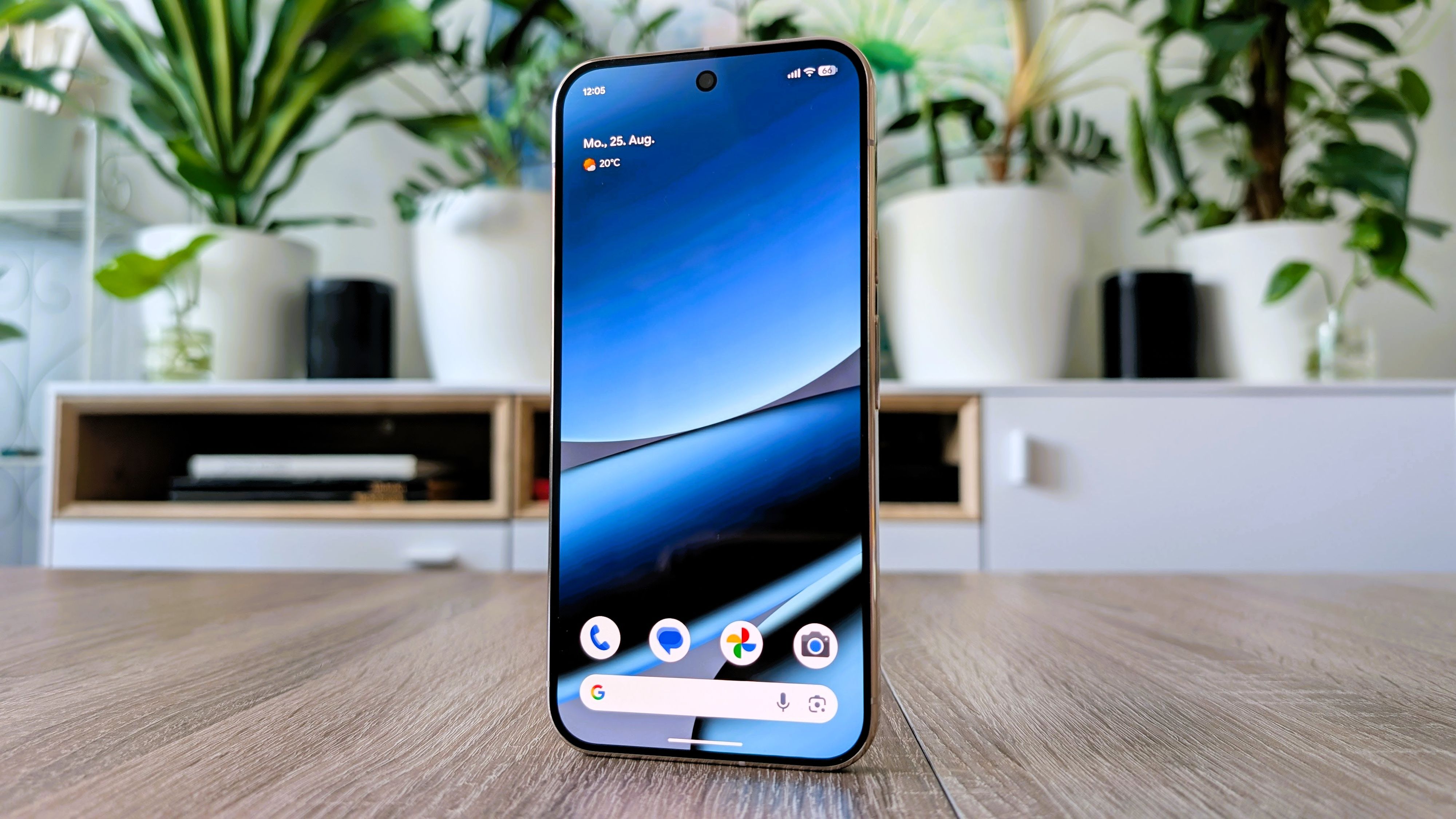 Die maximale Helligkeit steigt auf 3.300 Nits – ein Wert, der in der Praxis bedeutet, dass selbst pralle Sommersonne kein Problem mehr darstellt.