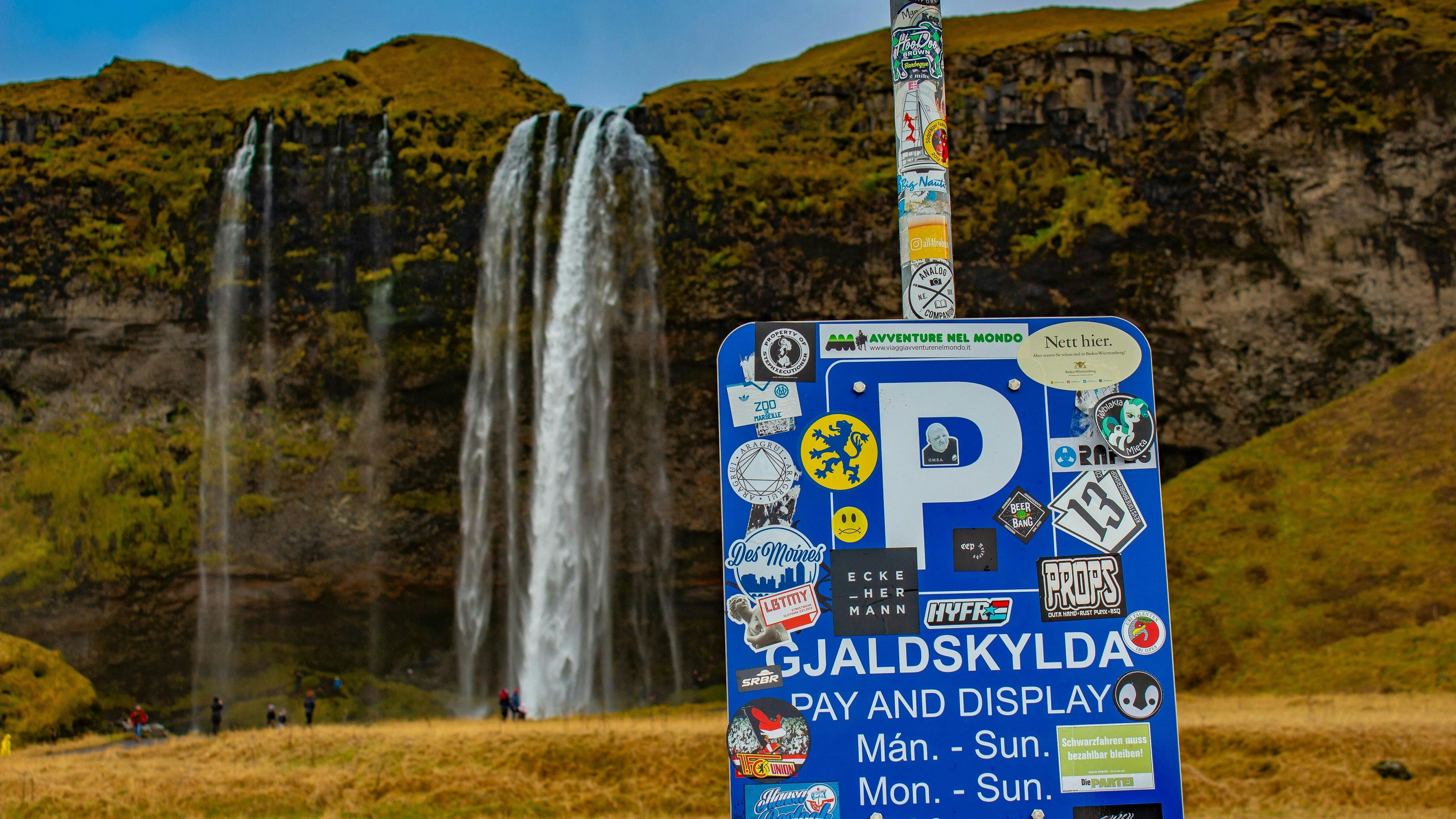 So sieht ein typisches Schild für einen Parkplatz aus – gut erkennbar.
