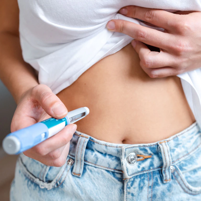 Ozempic war erst der Anfang. Ein neues Abnehmmedikament beeindruckt in klinischen Tests mit Rekordergebnissen von bis zu 28 Prozent Gewichtsverlust. Der neue Wirkstoff namens Retatrutide setzt dafür an drei verschiedenen Rezeptoren an. Die Fakten.