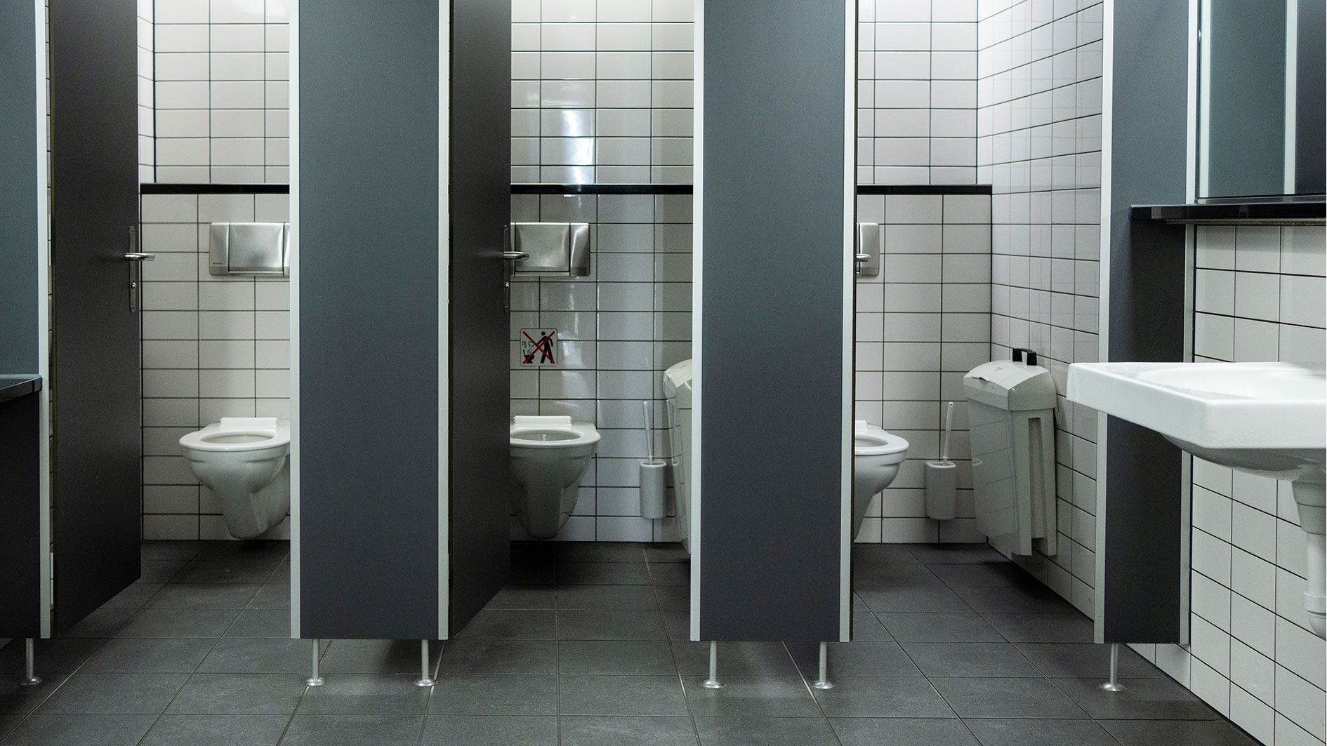 Viren, wie HPV, können sich mehrere Tage noch auf den Klobrillen befinden.