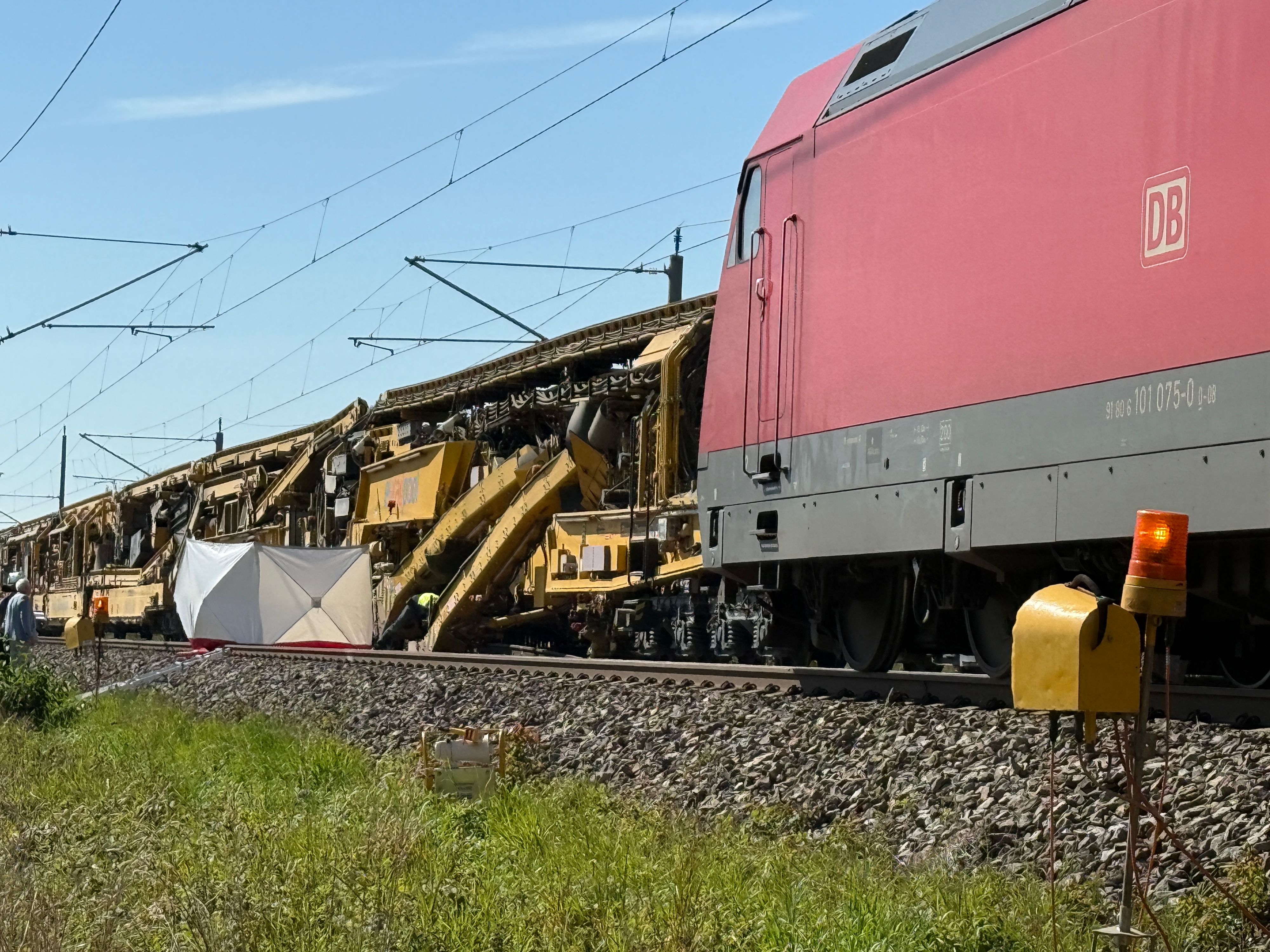 Am Dienstagmorgen ereignete sich zwischen München und Ingolstadt ein folgenschwerer Unfall – für einen 21-jährigen Österreicher kam jede Hilfe zu spät. 
