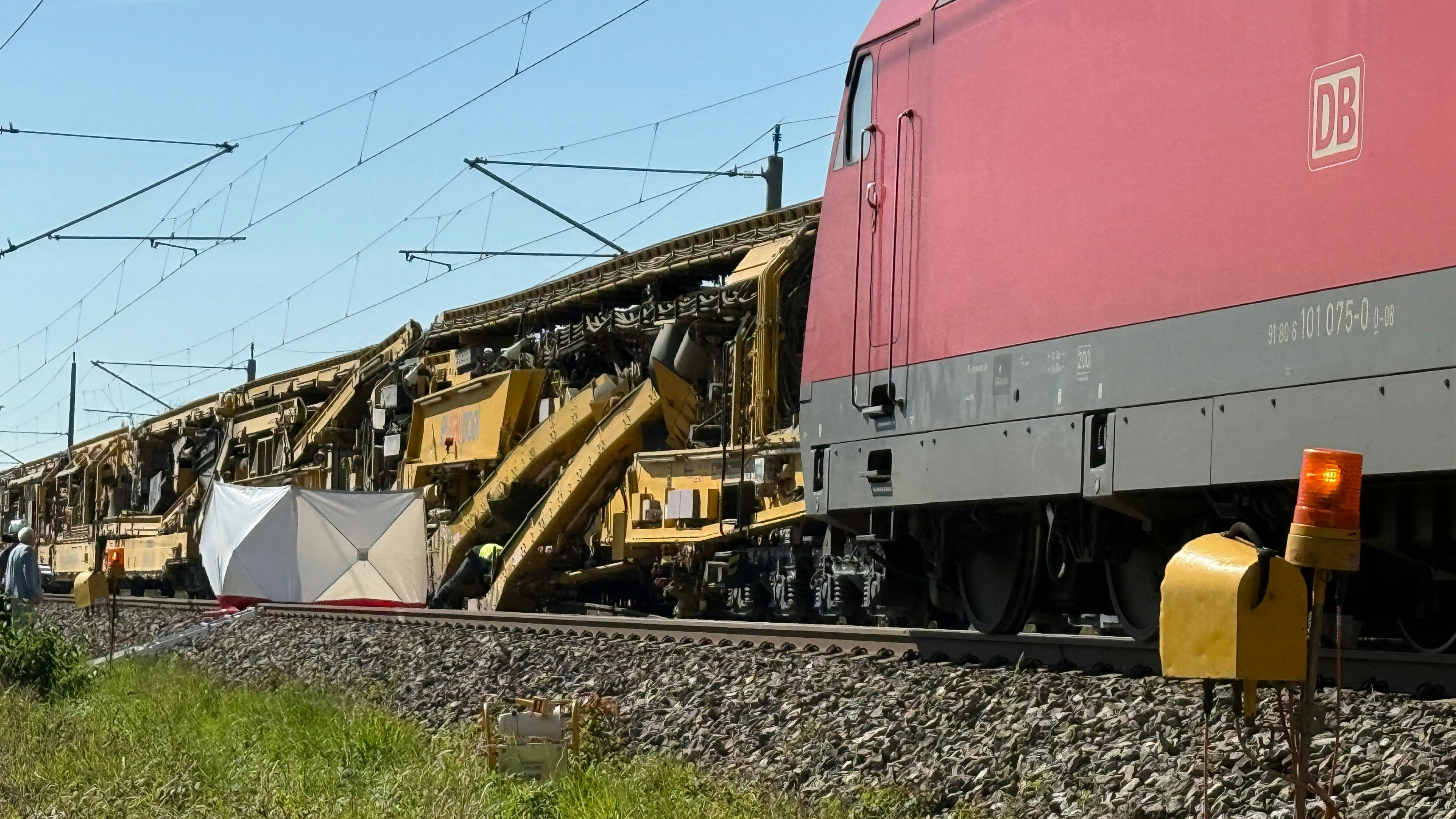 Am Dienstagmorgen ereignete sich zwischen München und Ingolstadt ein folgenschwerer Unfall – für einen 21-jährigen Österreicher kam jede Hilfe zu spät. 