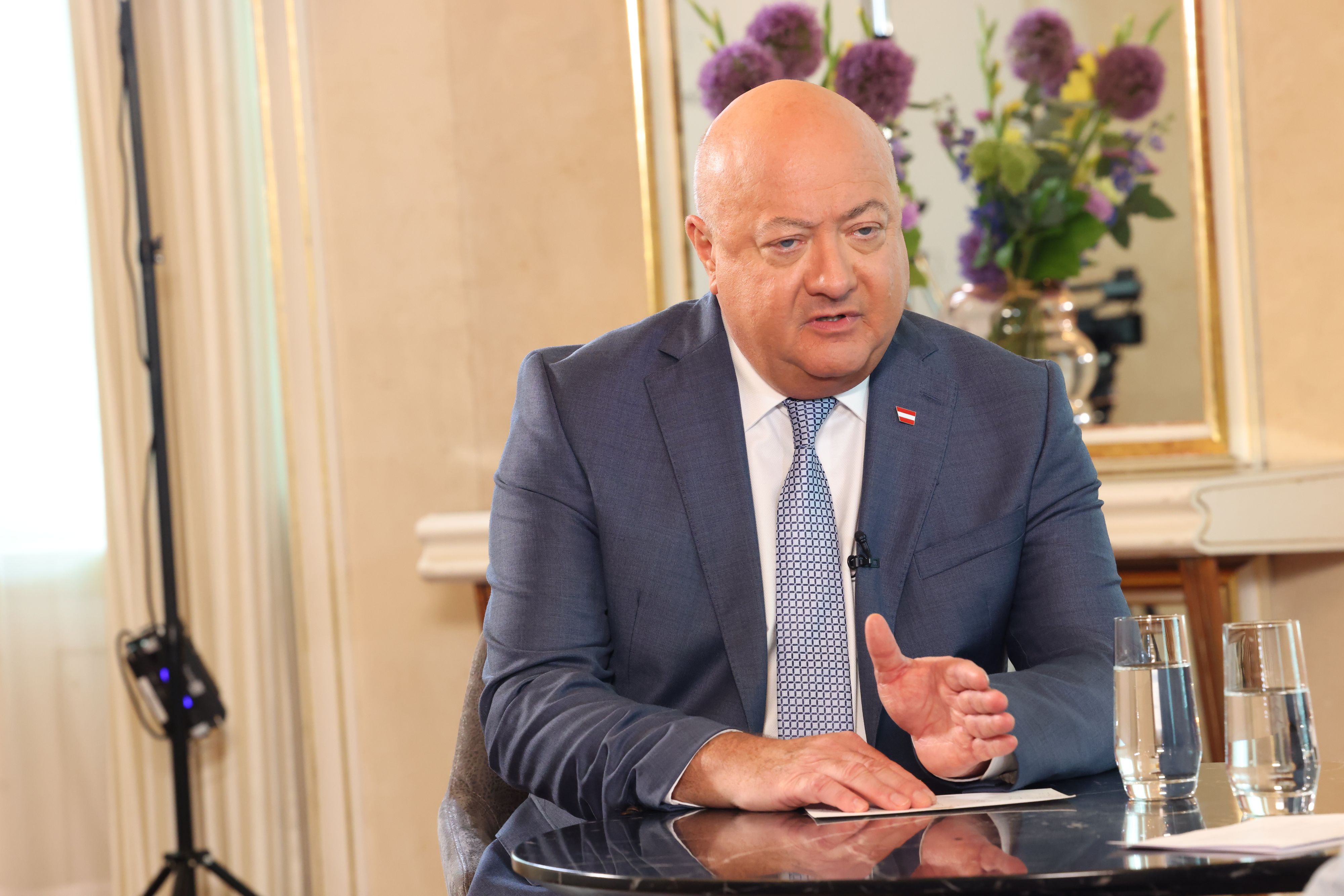 Christian Stocker (65, VP) ist seit einem halben Jahr Kanzler.