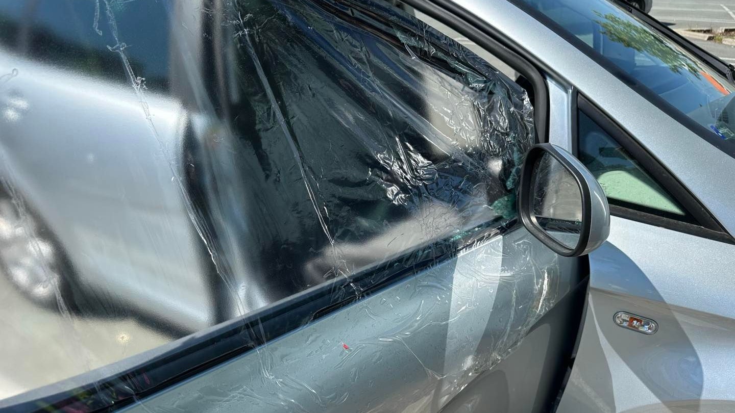 Heute.at - Kinder bei starker Hitze in Auto eingeschlossen