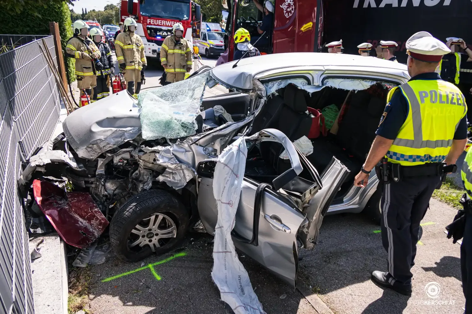Das Auto wurde bei dem folgenschweren Crash völlig zerstört.