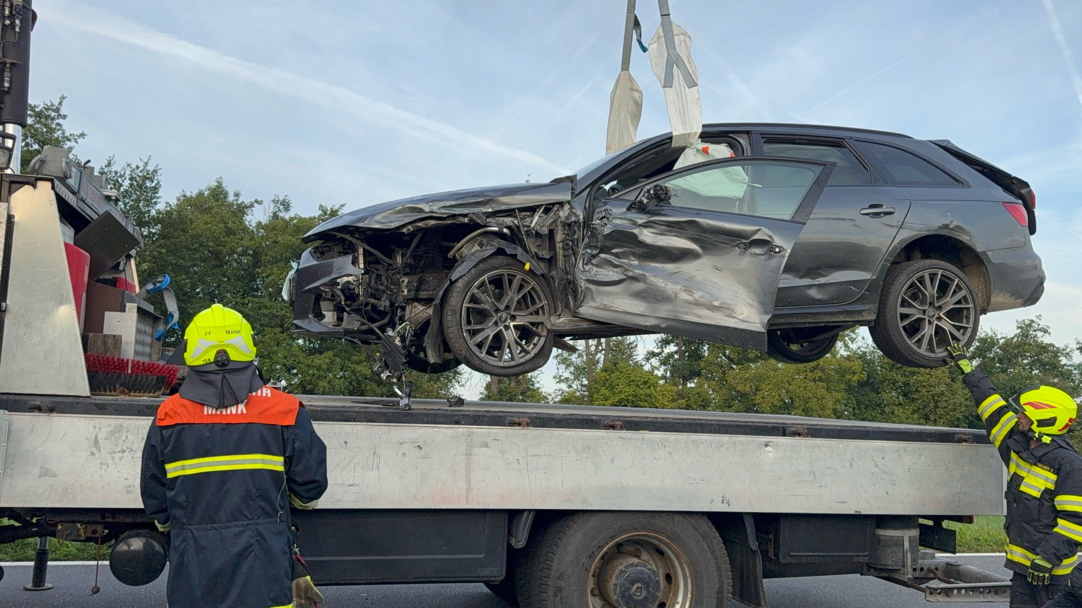 Der verunfallte Pkw musste abtransportiert werden.