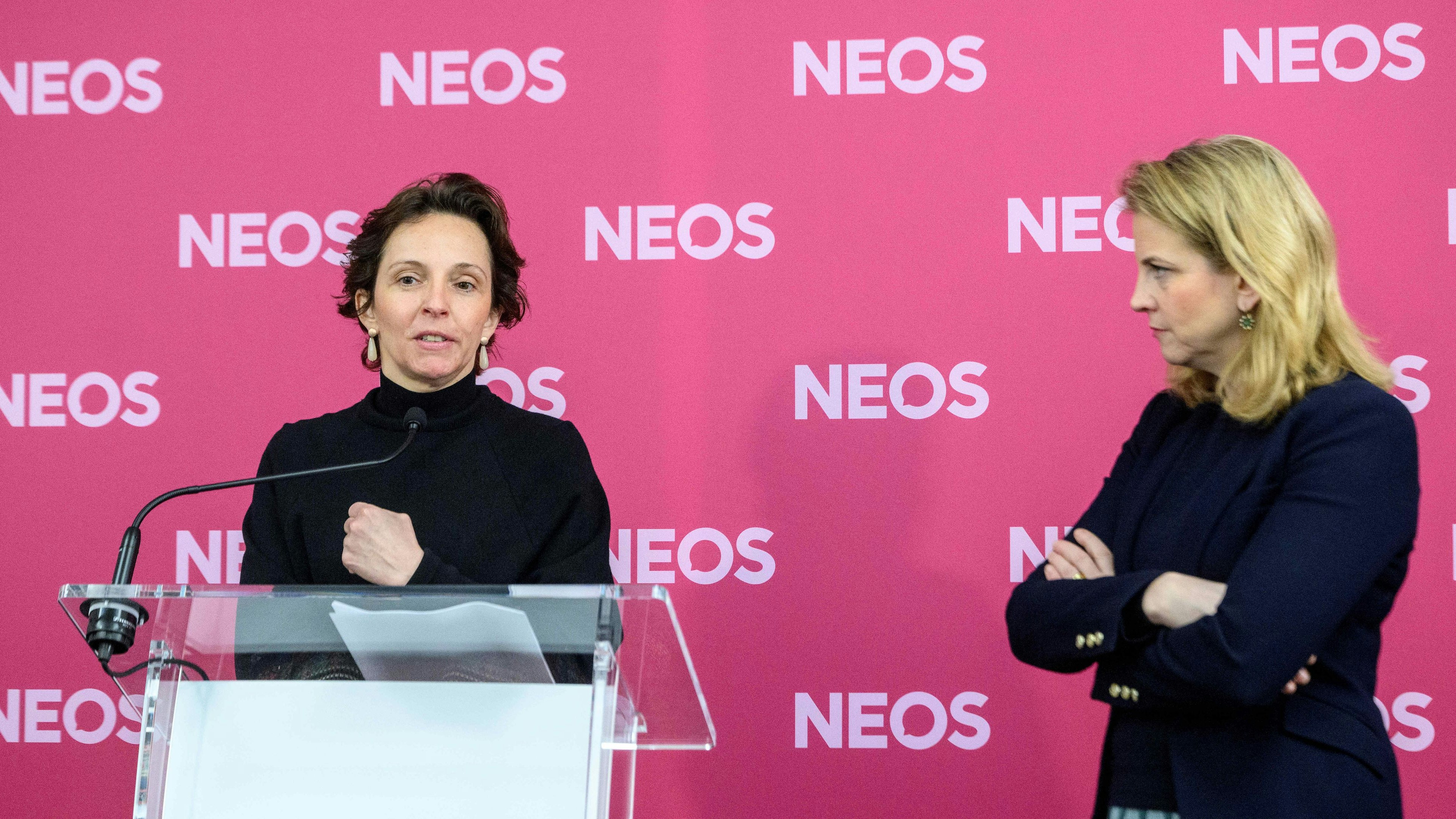NEOS-Bildungssprecherin von Künsberg Sarre (l.): "Jedes Kind verdient die besten Startbedingungen."