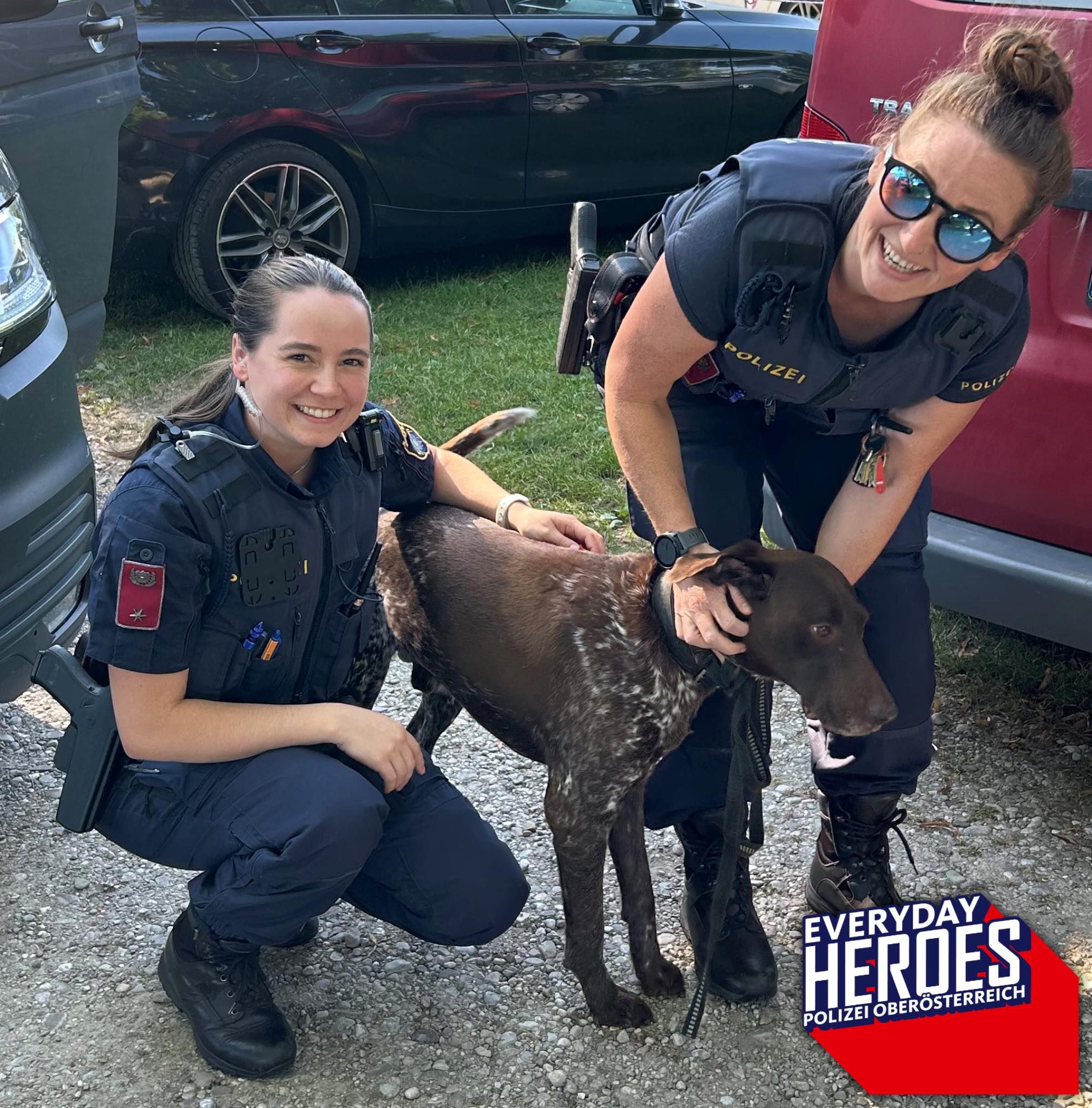 Die stolzen Retterinnen Juliana und Sophie mit dem Vierbeiner