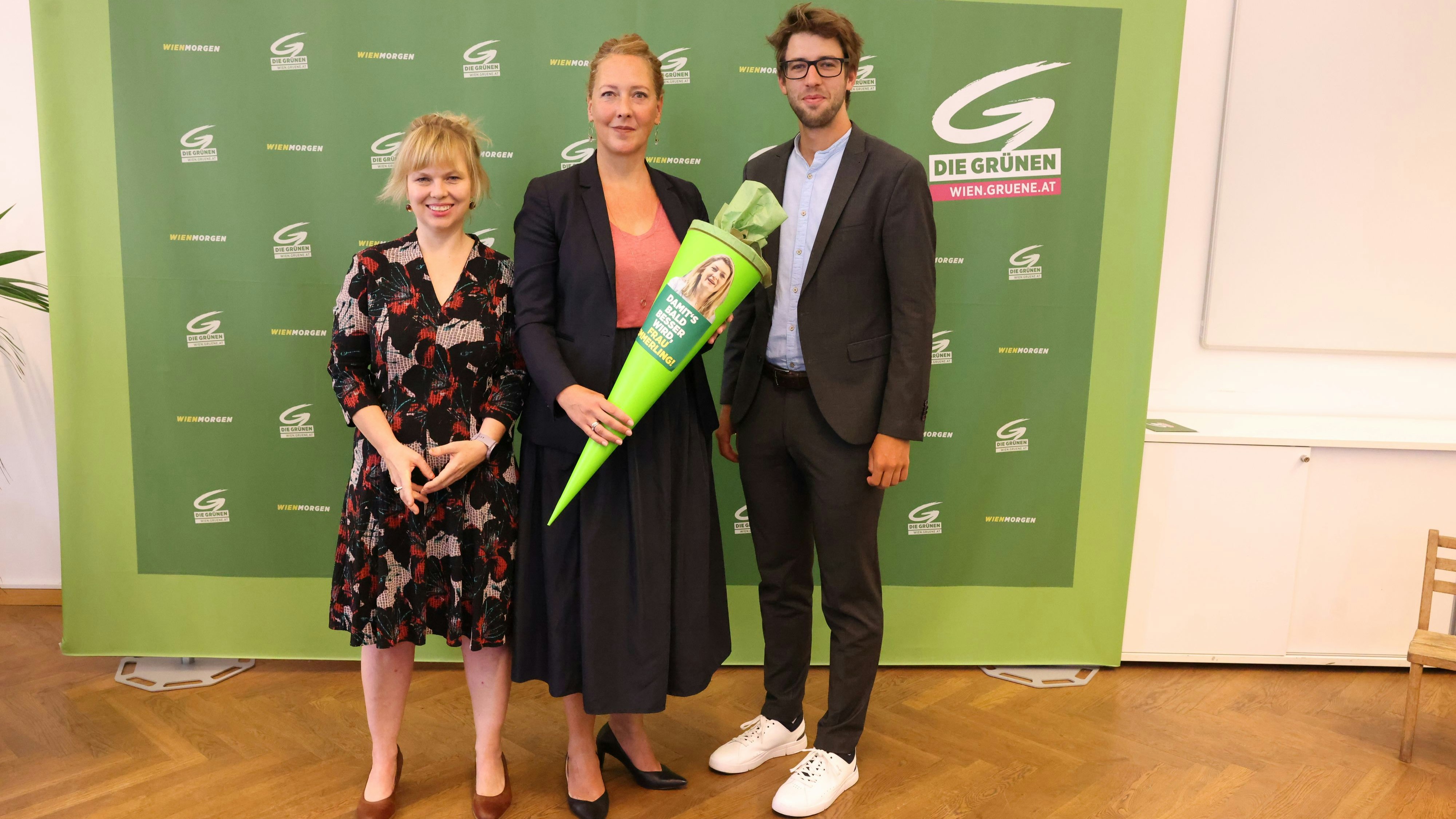 Die Grünen Wien präsentieren Lösungen für die Wiener Bildungskrise - symbolisch verpackt in einer Schultüte. Am Bild (v.l.): Bildungssprecherin Julia Malle, Parteivorsitzende der Grünen Wien, Judith Pühringer und Bildungssprecher Felix Stadler.