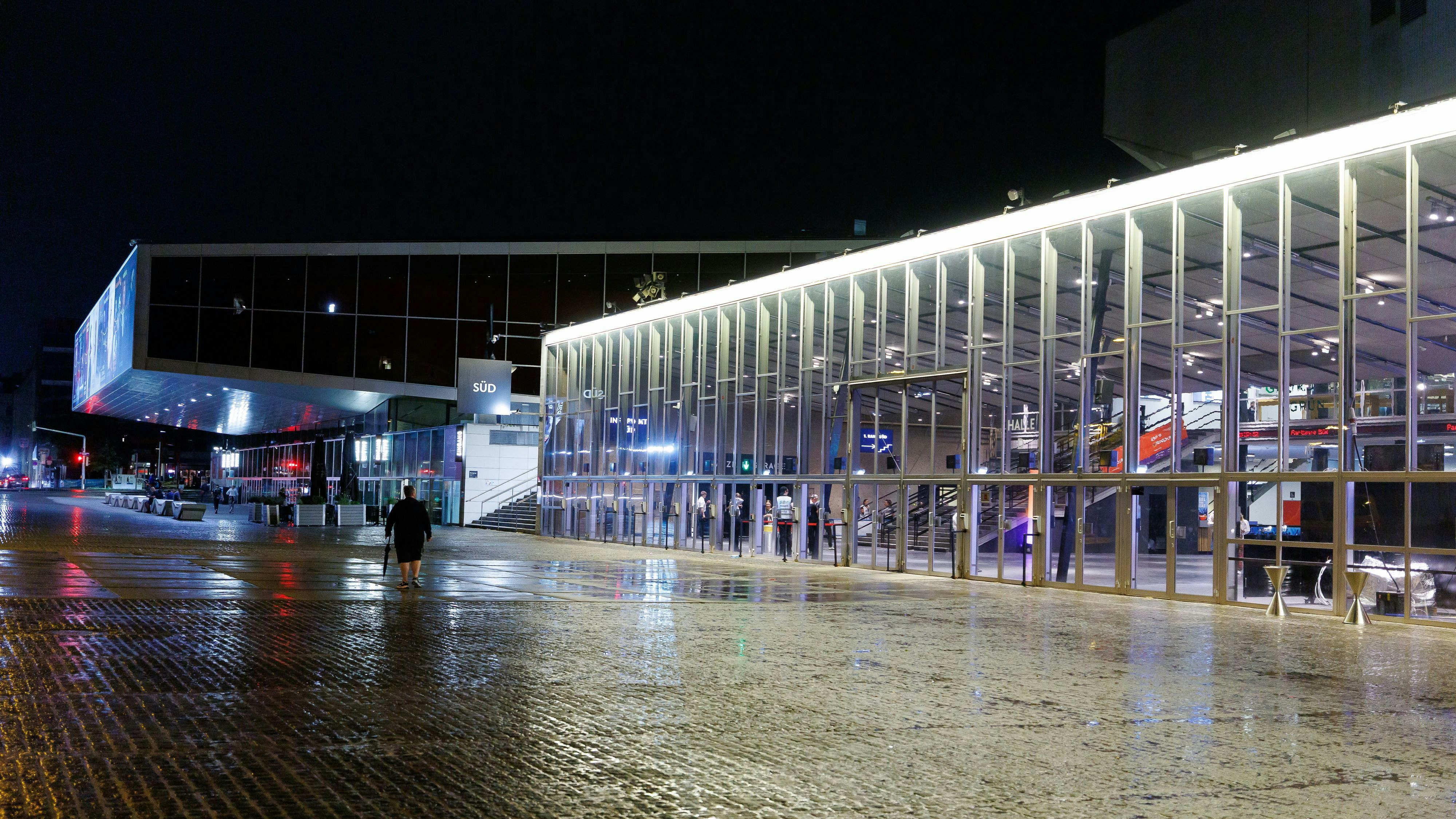 Download von www.picturedesk.com am 27.08.2025 (12:26).  ABD0107_20250716 - WIEN - ÖSTERREICH: Außenansicht der Wiener Stadthalle bei Nacht; aufgenommen am Mittwoch, 16. Juli 2025. Im Jahr 2015 war der Eurovision Song Contest (ESC) in der Stadthalle ausgetragen worden und gilt als möglicher Austragungsort des 70. Eurovision Song Contest 2026 in Wien. Die Entscheidung über den Austragungsort steht noch aus. - FOTO: APA/FLORIAN WIESER - 20250716_PD9943 - Rechteinfo: Rights Managed (RM)