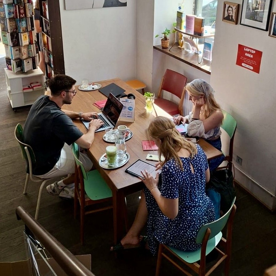 Das Café <em>phil</em> lädt seit einigen Wochen wieder Studenten mit Laptop ein.